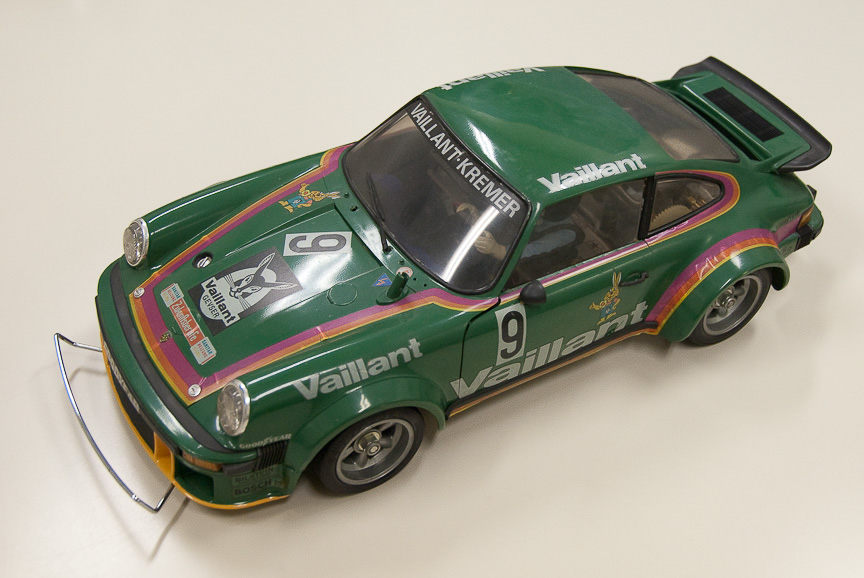 ボディはスケールモデルの1/12を転用。そのため型分割されており、接着補強が甘い場合、少しぶつかるとバラバラになることもあった