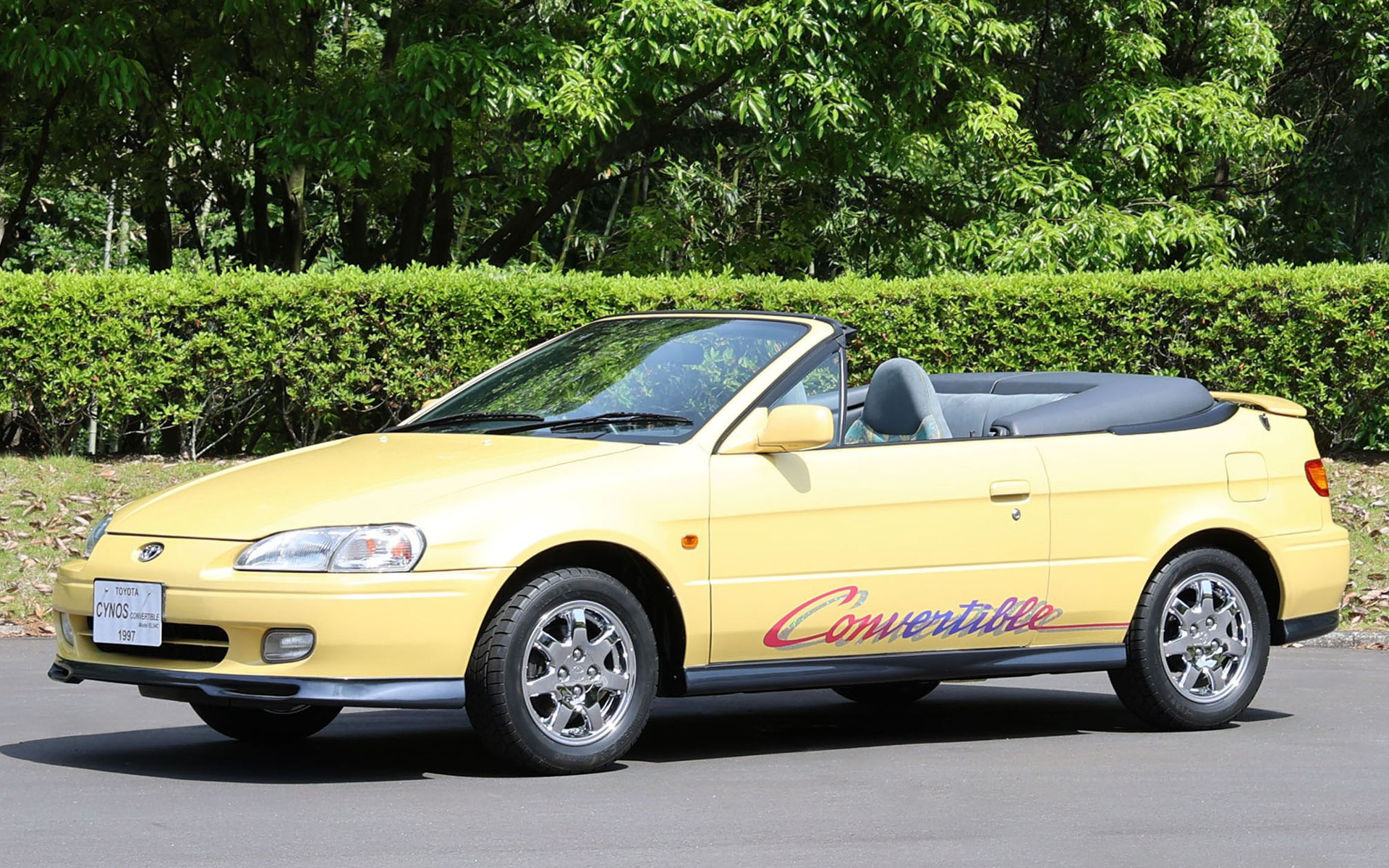 1990年代に流行したコンパクトサイズのスペシャルティクーペで、2代目の途中に加わったオープンモデル