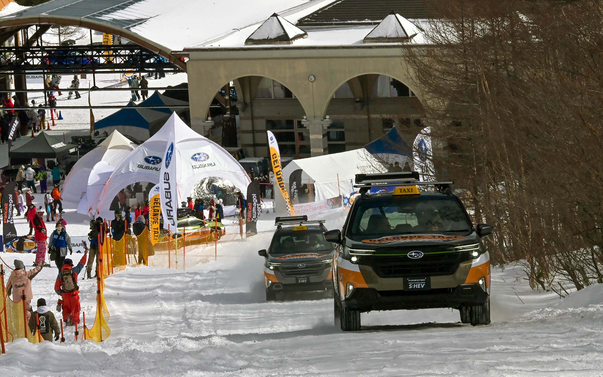 パルコール嬬恋リゾートのゲレンデ内特設コースを走るフォレスター S:HEV