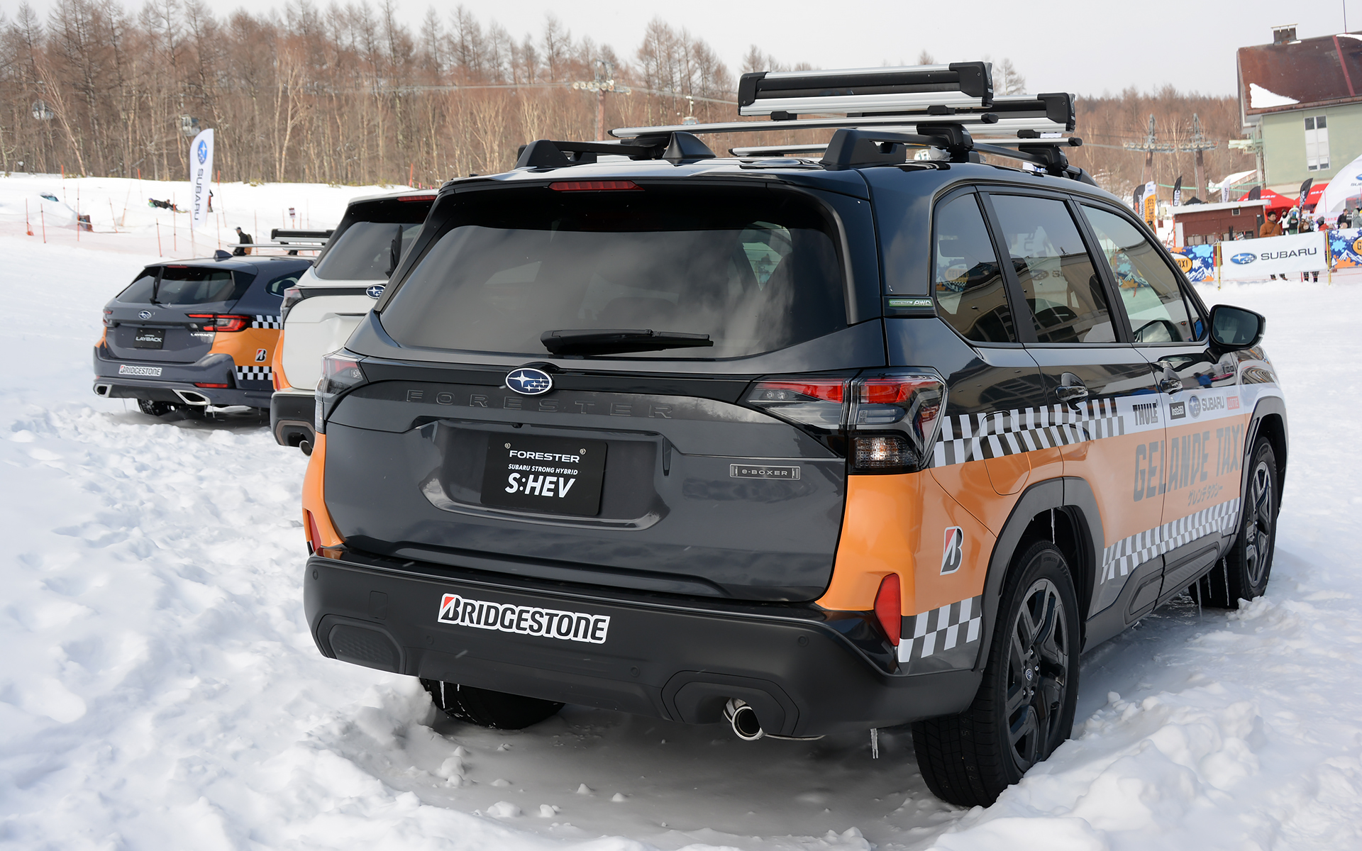 ゲレンデタクシー用のスバル車には専用のラッピングが施され、「TAXI」の行灯をルーフに搭載。ゲレンデということで、スーリーのキャリアも装着している。スタッドレスタイヤをはいているということ以外は、ノーマル仕様の車両だ