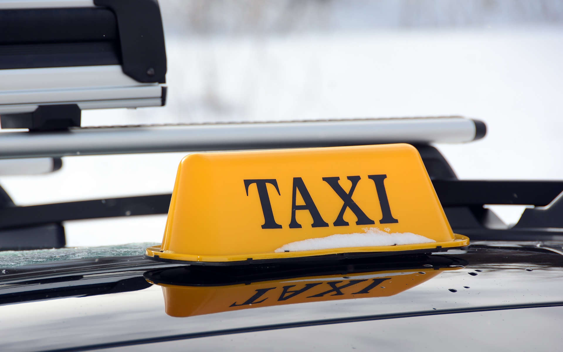 ゲレンデタクシー用のスバル車には専用のラッピングが施され、「TAXI」の行灯をルーフに搭載。ゲレンデということで、スーリーのキャリアも装着している。スタッドレスタイヤをはいているということ以外は、ノーマル仕様の車両だ