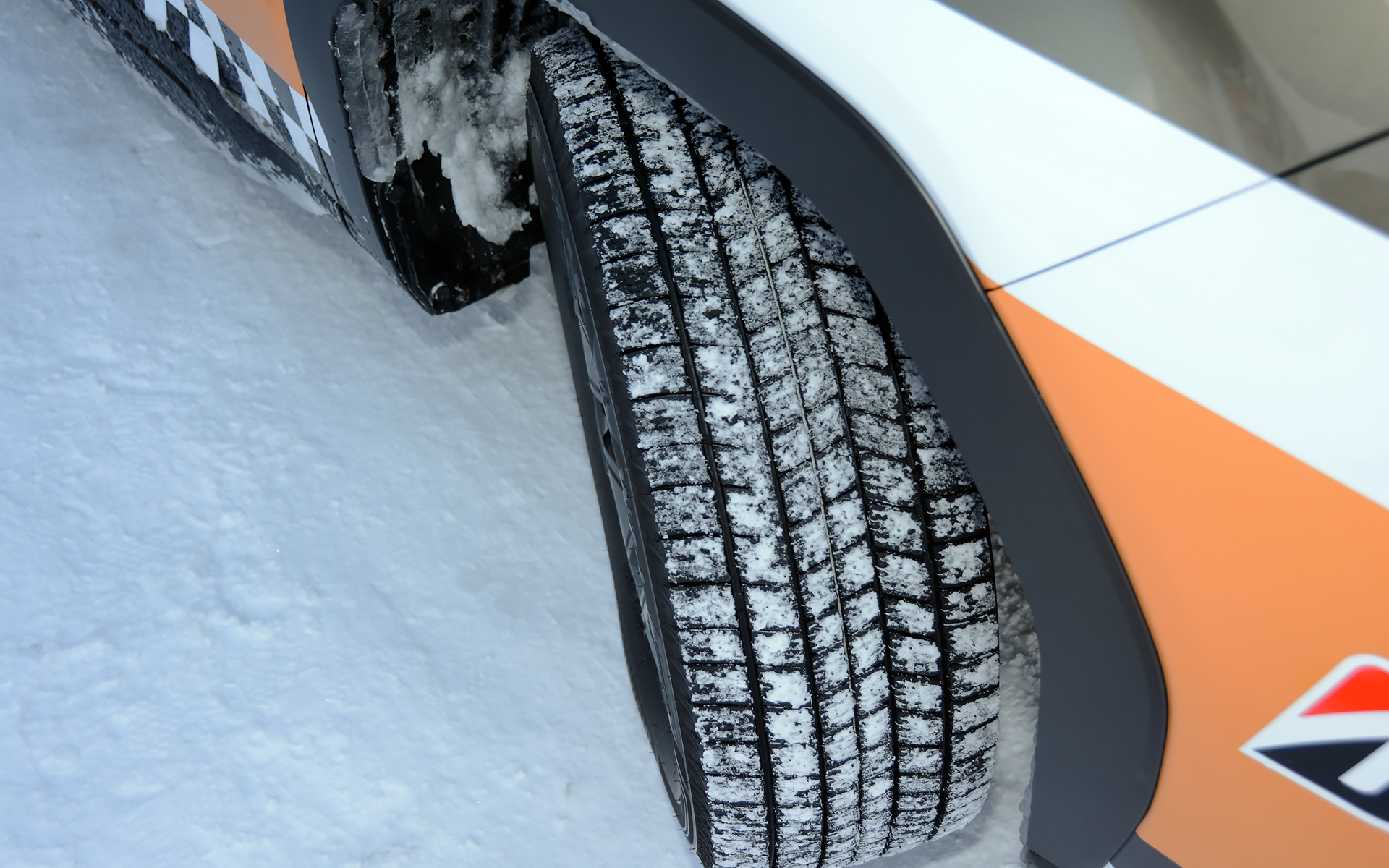 装着スタッドレスタイヤはブリヂストン「ブリザック WZ-1」