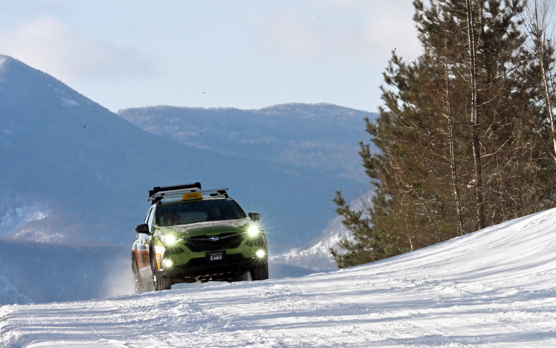 ゲレンデタクシーのドライバーは新井敏弘選手や鎌田卓麻選手、久保凜太郎選手、蘇武喜和選手など、豪華ラインアップ。乗る側だけでなく、運転する側も楽しそうにしていたのが印象的だった
