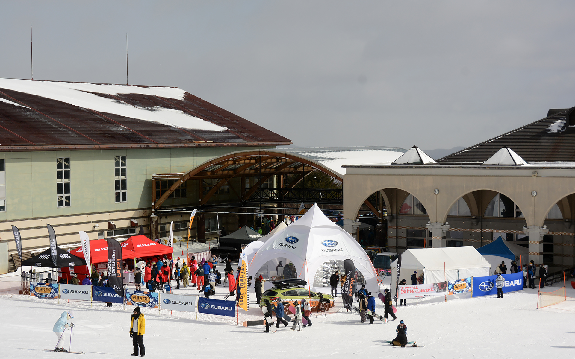 ゲレンデタクシーは乗車だけでなく、さまざまなブースも見どころ