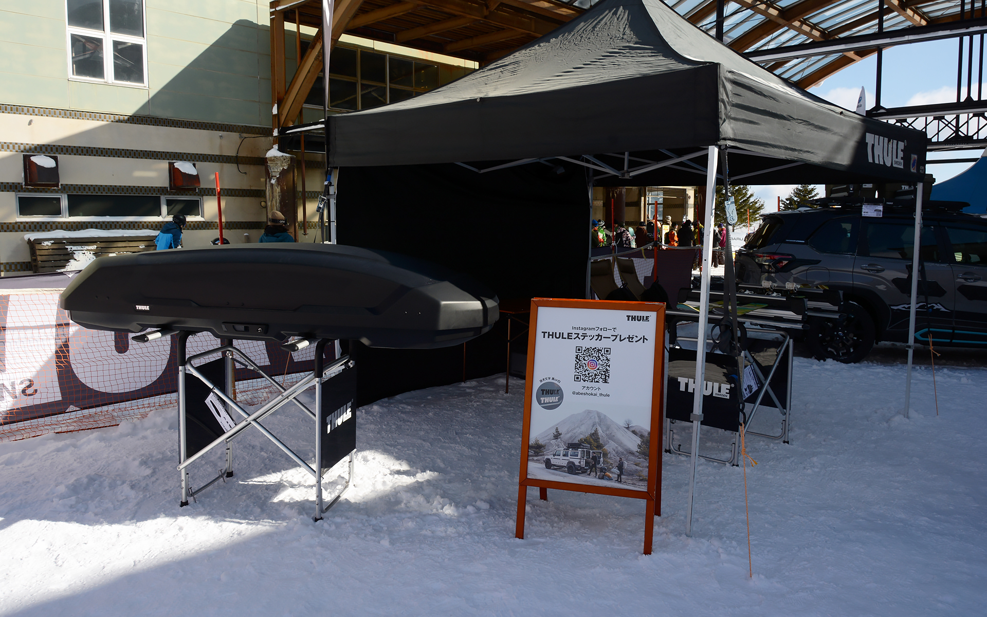 スーリー製品を取り扱う阿部商会ブース。ゲレンデタクシーに装着されているキャリアや、発売されたばかりのルーフボックスを紹介していた