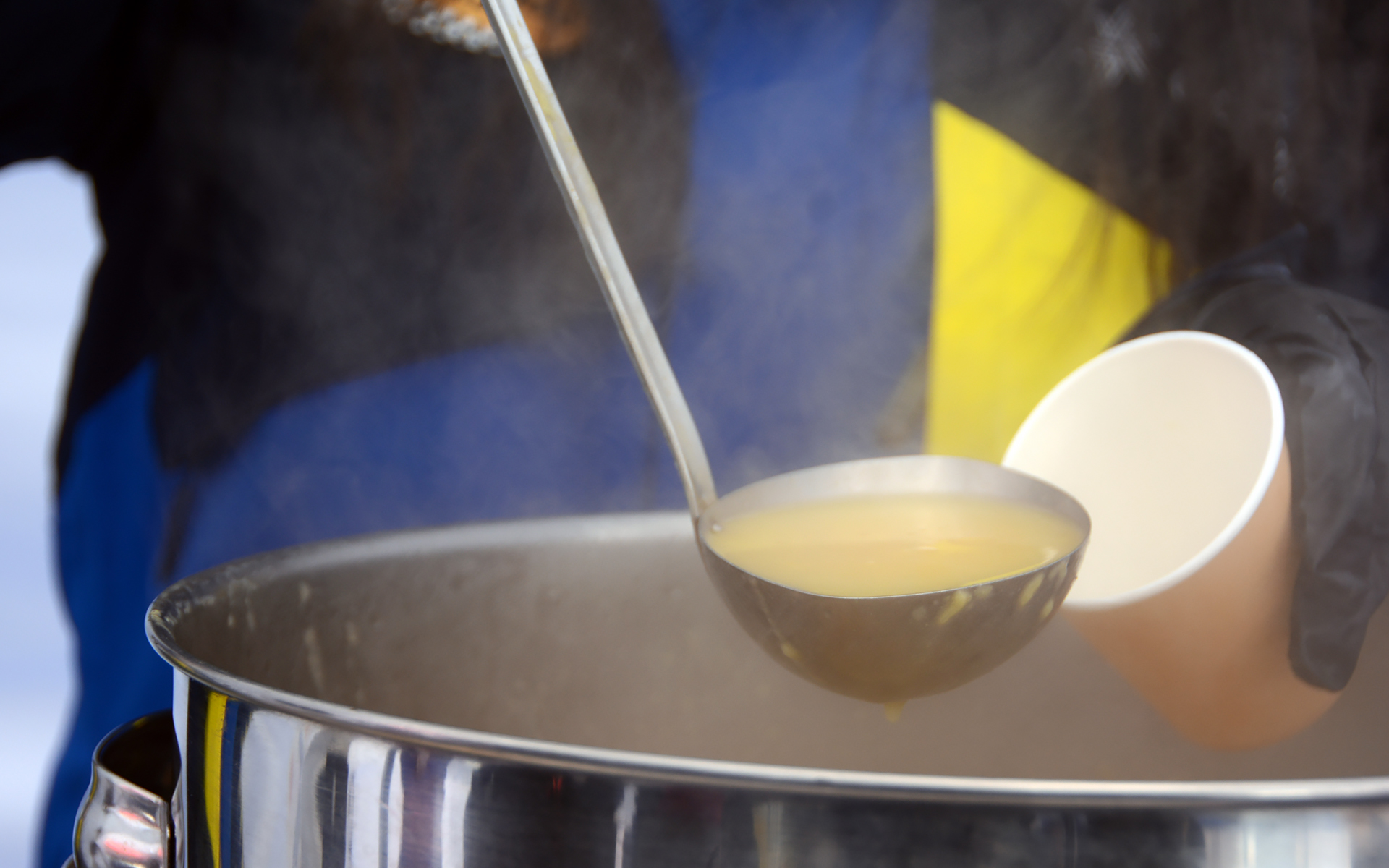 大人気だったのがスバルカフェ。冷えた体を温めるコーンポタージュやホットコーヒーを無料配布していた