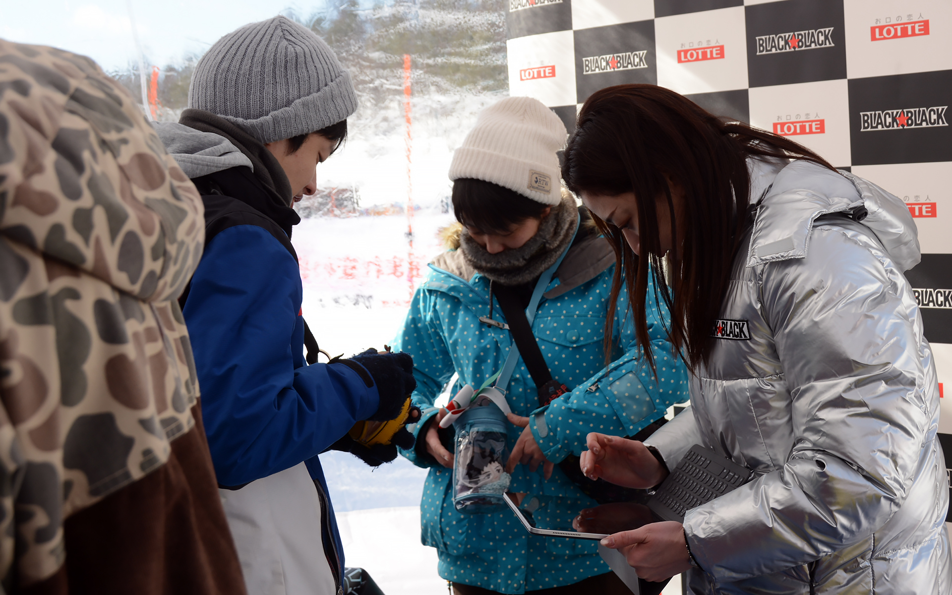 ロッテはその場で撮った写真をボトルに印刷してプレゼントしていた。こちらは1月31日と2月1日のみのブース出展とのこと