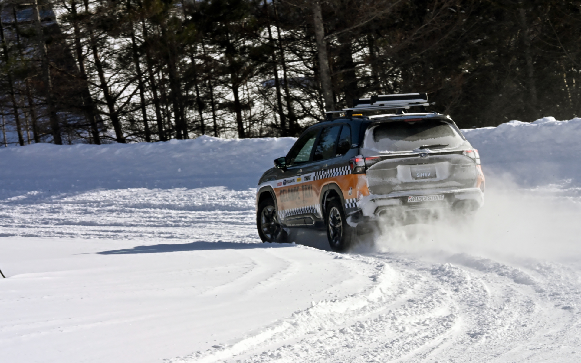 ゲレンデ内の特設コースを走るゲレンデタクシー。ギャラリーのすぐ近くで雪煙を上げながら爆走していた。時には雪を浴びせかけるサービスも……！