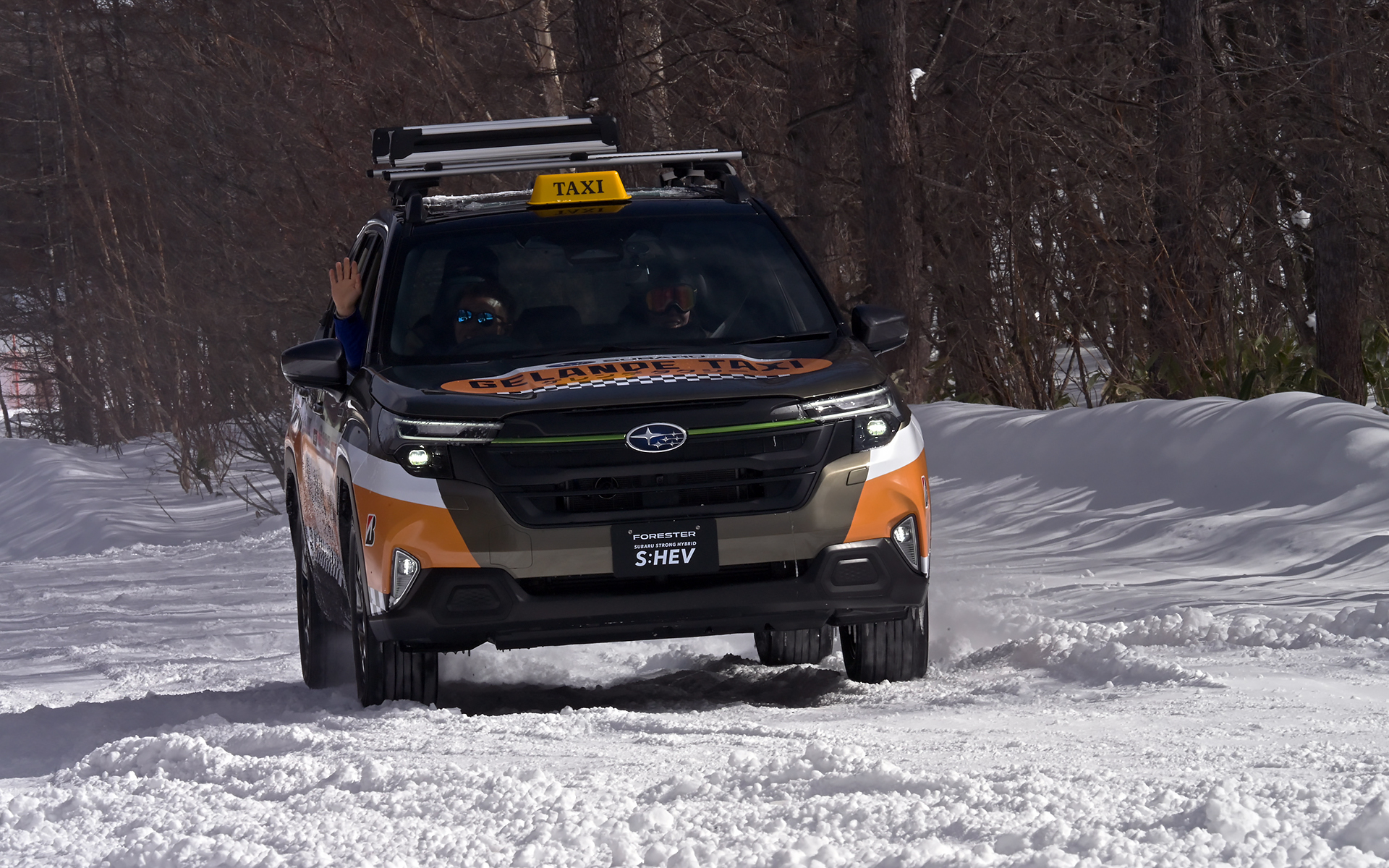 ゲレンデ内の特設コースを走るゲレンデタクシー。ギャラリーのすぐ近くで雪煙を上げながら爆走していた。時には雪を浴びせかけるサービスも……！