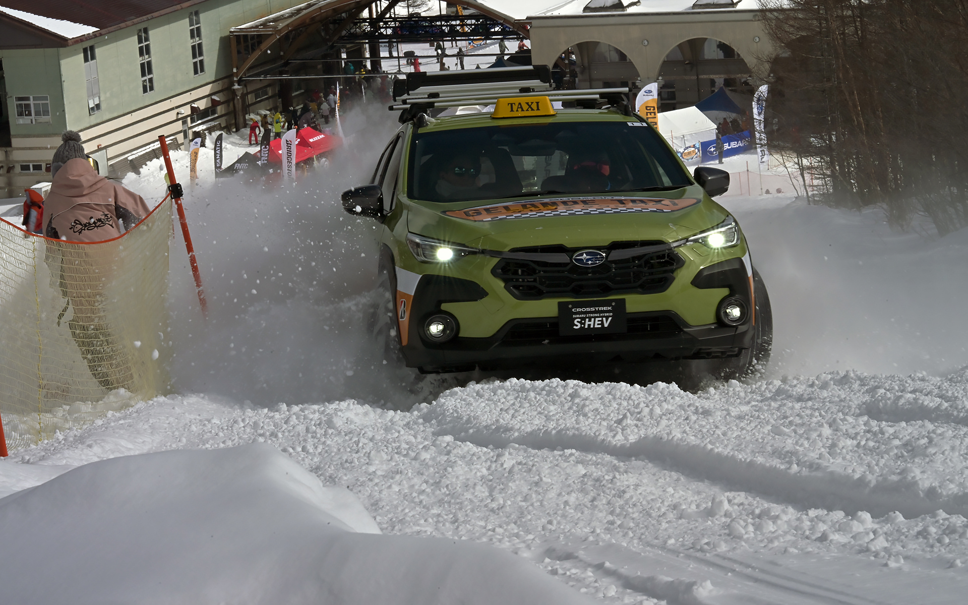 ゲレンデ内の特設コースを走るゲレンデタクシー。ギャラリーのすぐ近くで雪煙を上げながら爆走していた。時には雪を浴びせかけるサービスも……！