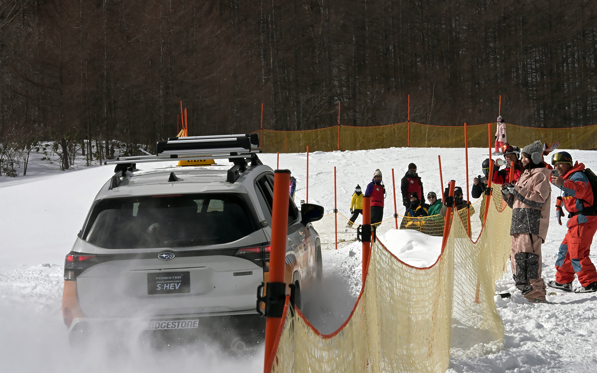 ゲレンデ内の特設コースを走るゲレンデタクシー。ギャラリーのすぐ近くで雪煙を上げながら爆走していた。時には雪を浴びせかけるサービスも……！