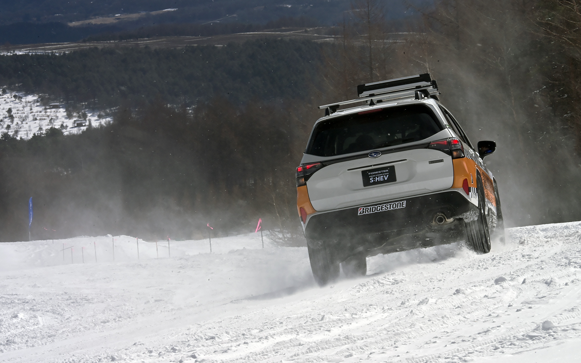 ゲレンデ内の特設コースを走るゲレンデタクシー。ギャラリーのすぐ近くで雪煙を上げながら爆走していた。時には雪を浴びせかけるサービスも……！