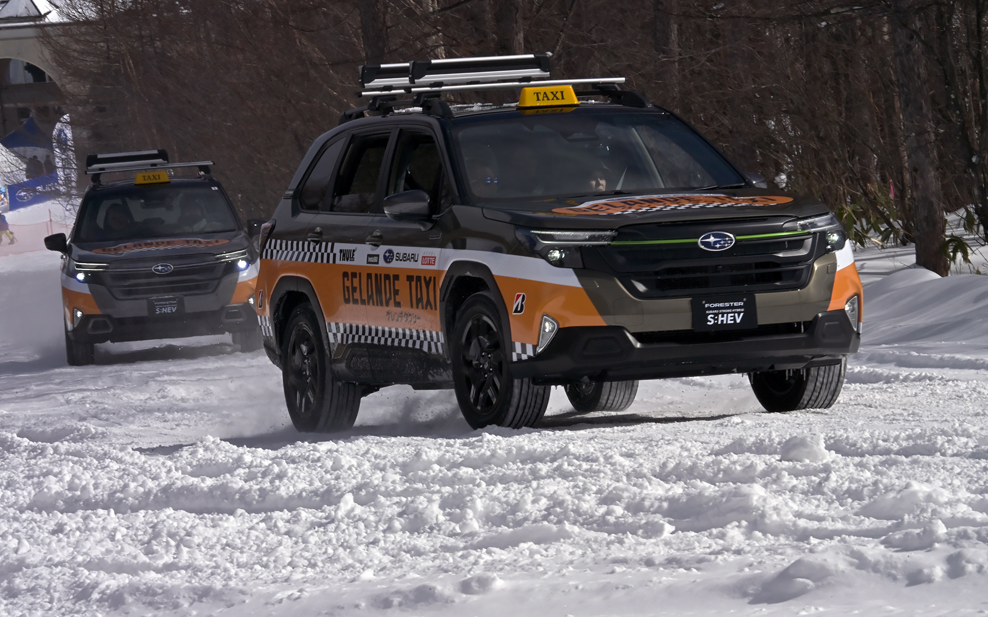 ゲレンデ内の特設コースを走るゲレンデタクシー。ギャラリーのすぐ近くで雪煙を上げながら爆走していた。時には雪を浴びせかけるサービスも……！