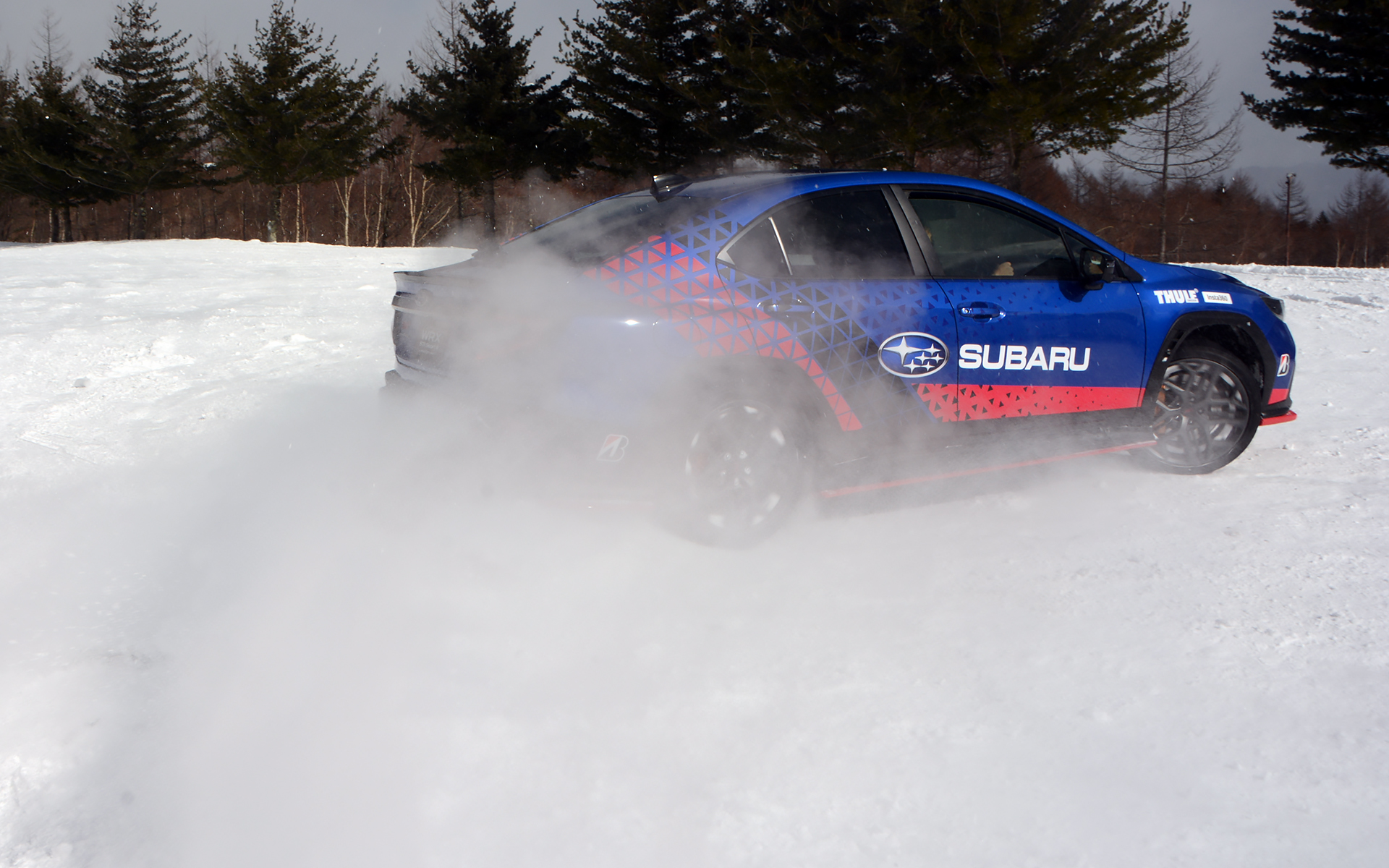 鎌田選手は発表されたばかりの「WRX STI Sport♯ PROTOTYPE」でドリフトを披露