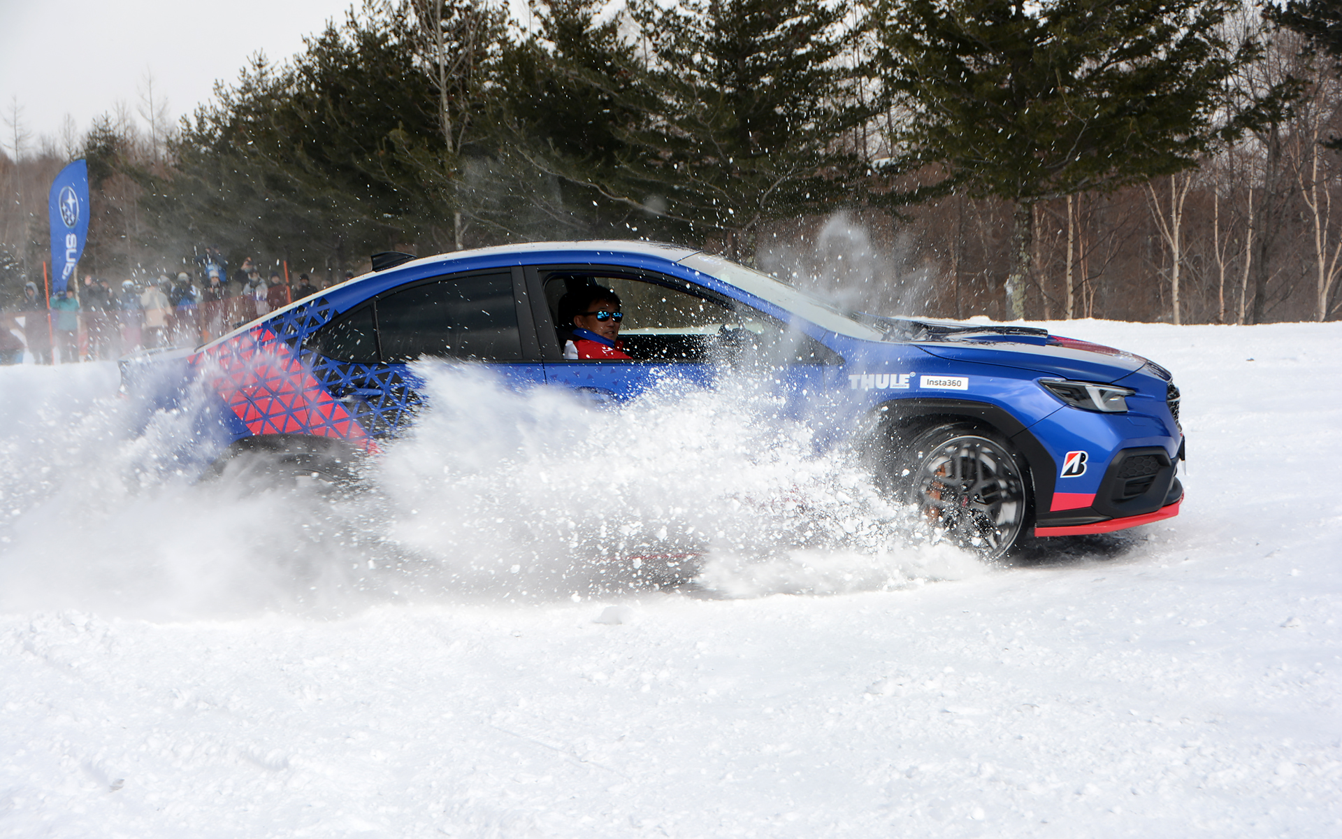 鎌田選手は発表されたばかりの「WRX STI Sport♯ PROTOTYPE」でドリフトを披露