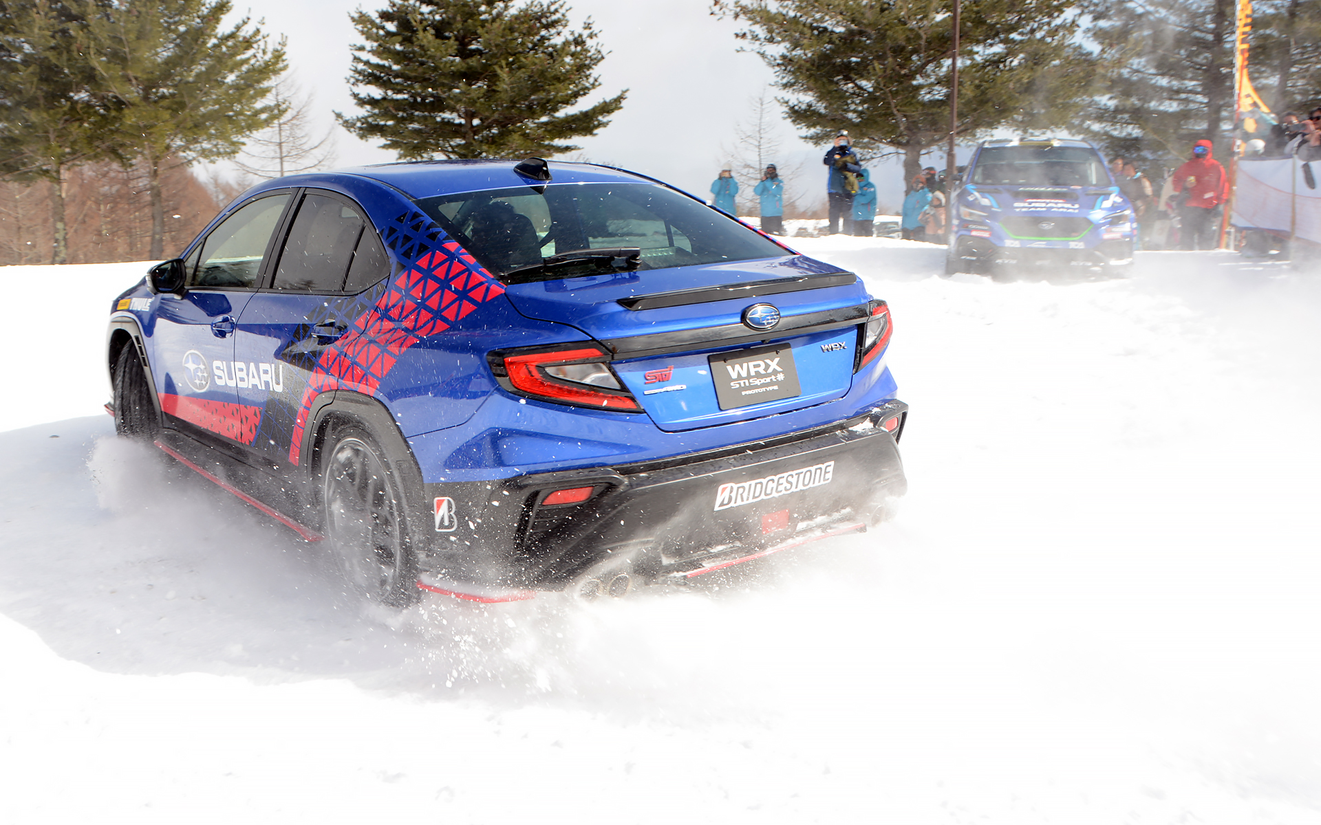 鎌田選手は発表されたばかりの「WRX STI Sport♯ PROTOTYPE」でドリフトを披露