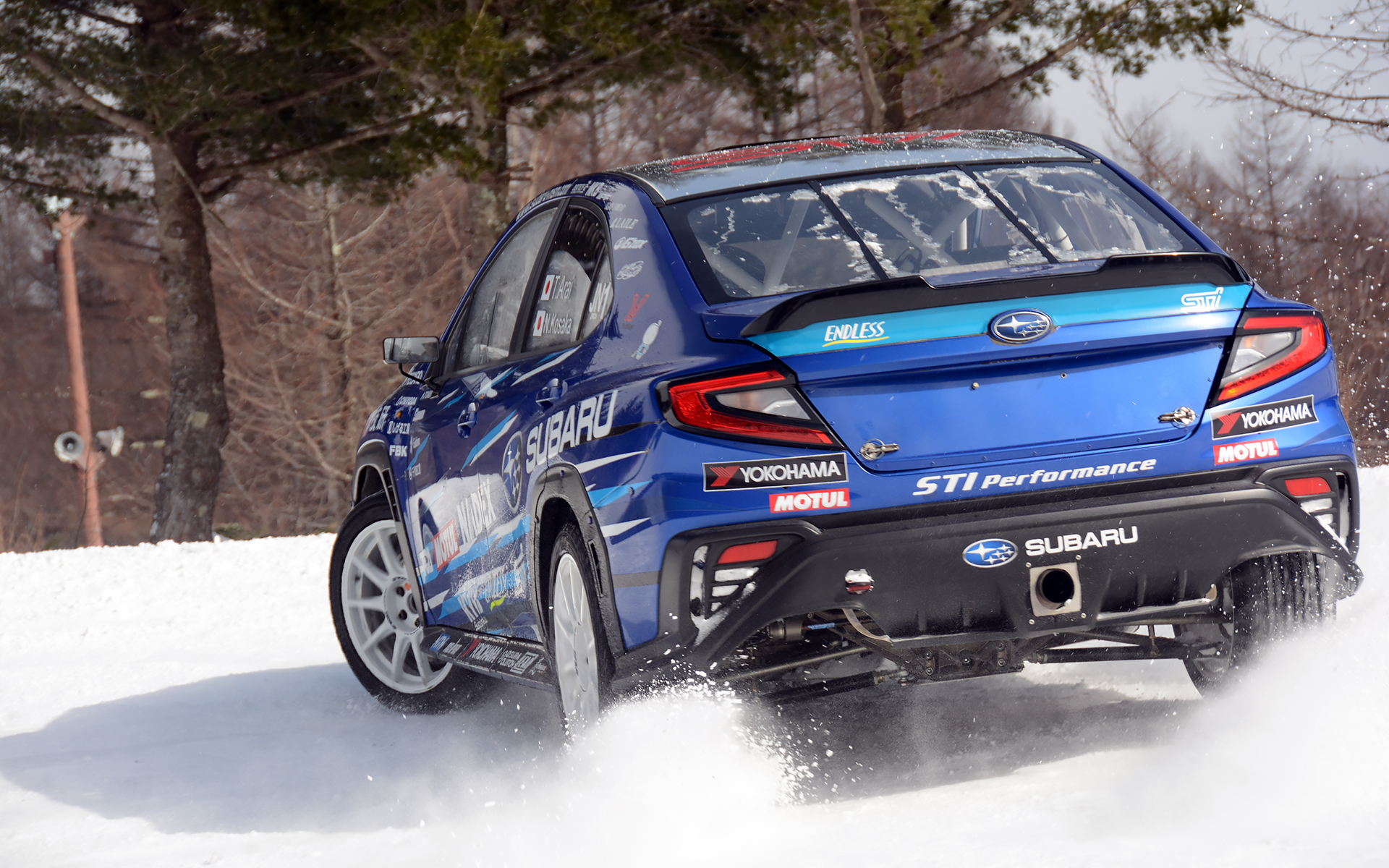 ラリー仕様の車両でドリフトを披露した