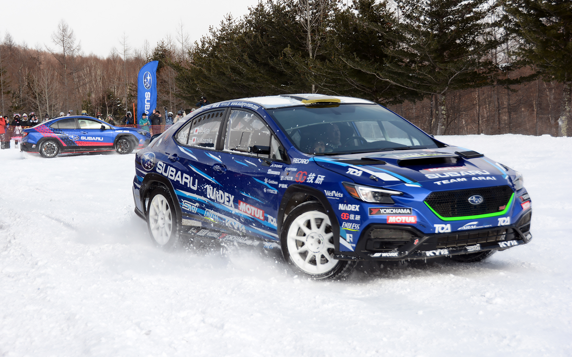 それぞれが走り終えて終了かと思われたが、狭い広場で2台がまさかのランデブー走行！