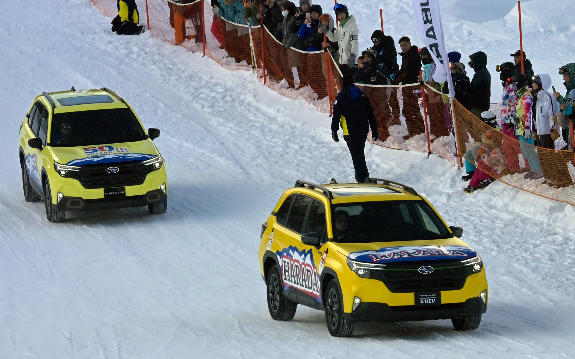 オープニングセレモニーでは、中山さんのかけ声で新旧フォレスターに加え、日本導入が検討されている「フォレスター ウィルダネス」が続々と下山してきた