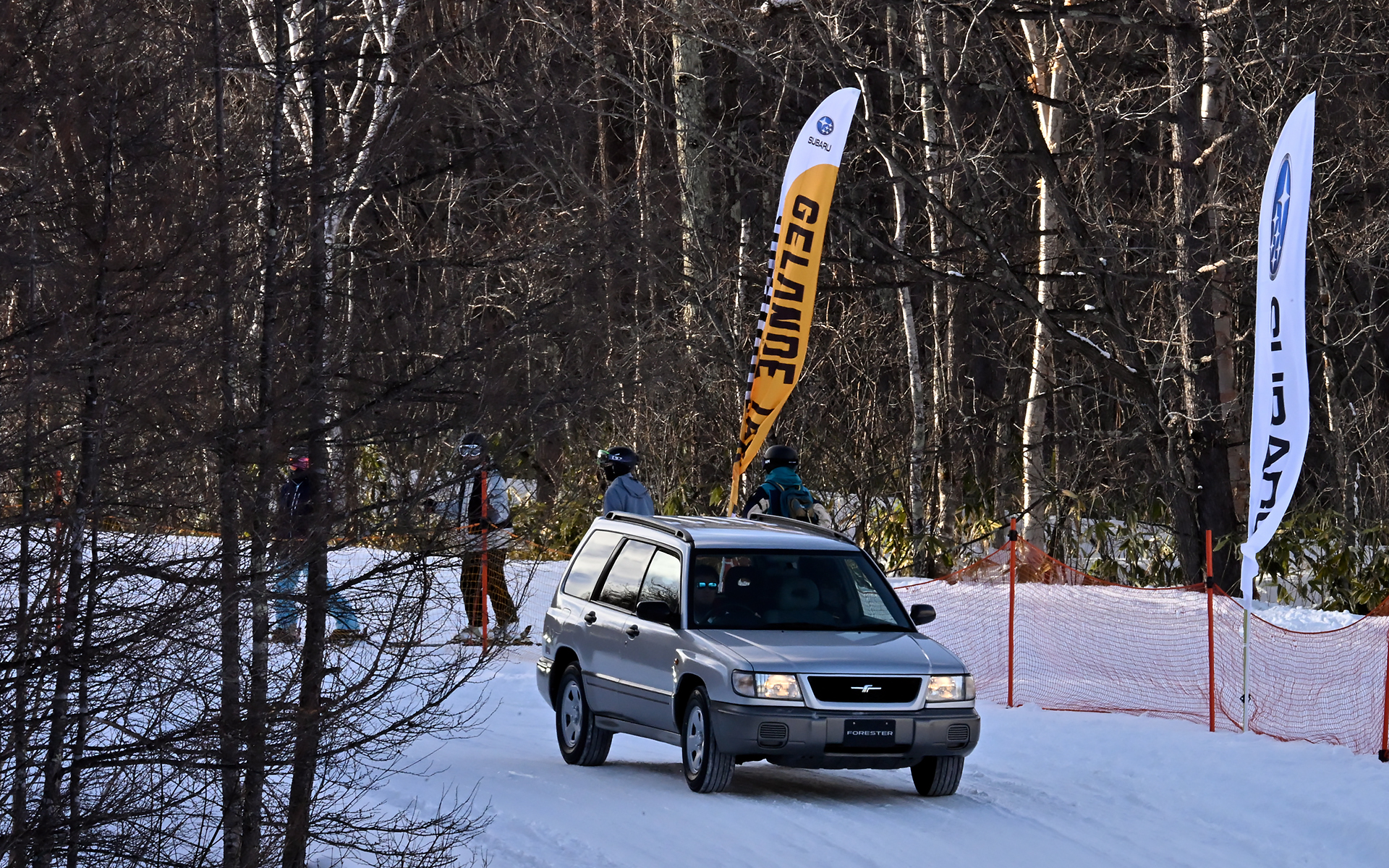 オープニングセレモニーでは、中山さんのかけ声で新旧フォレスターに加え、日本導入が検討されている「フォレスター ウィルダネス」が続々と下山してきた