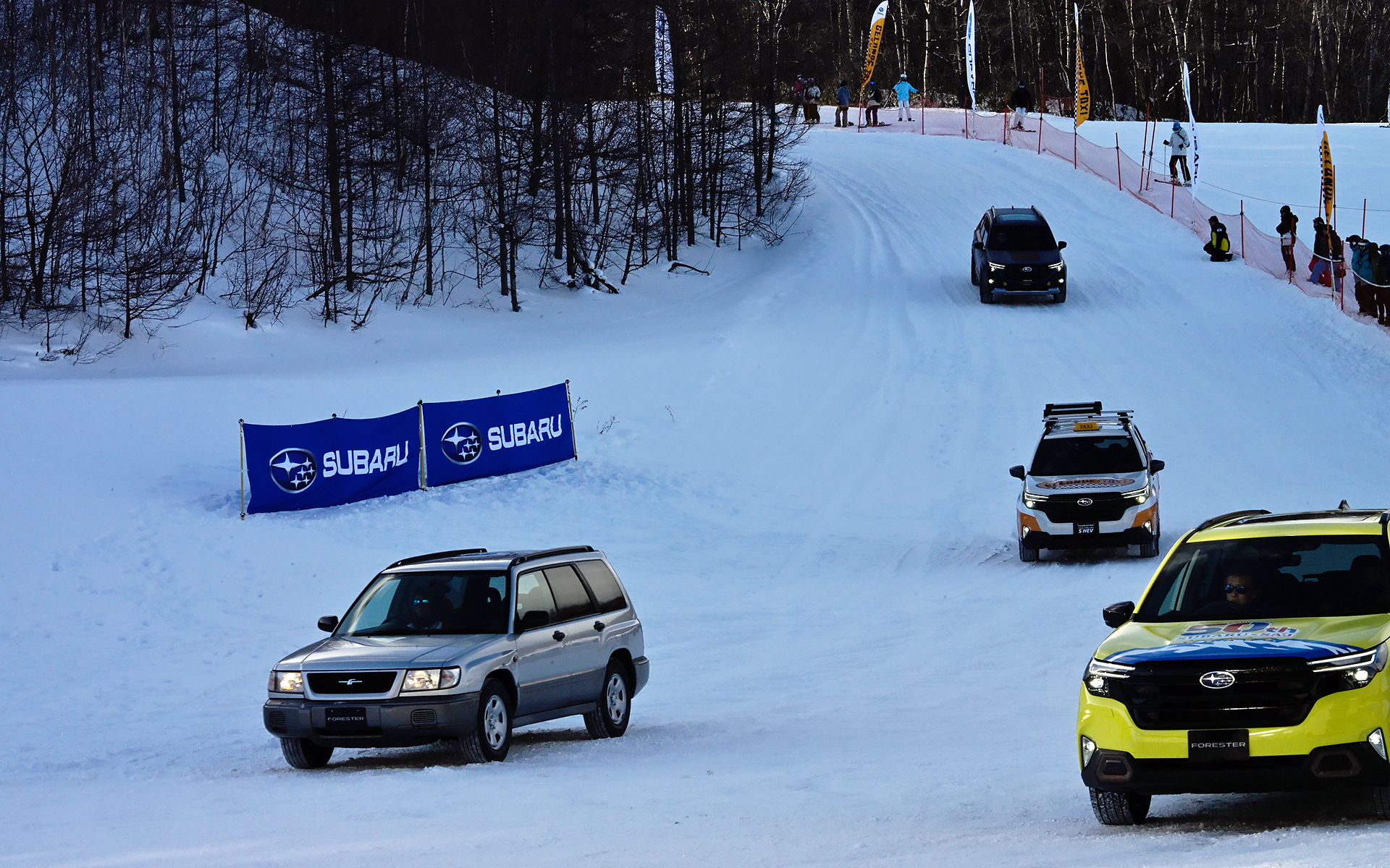 オープニングセレモニーでは、中山さんのかけ声で新旧フォレスターに加え、日本導入が検討されている「フォレスター ウィルダネス」が続々と下山してきた