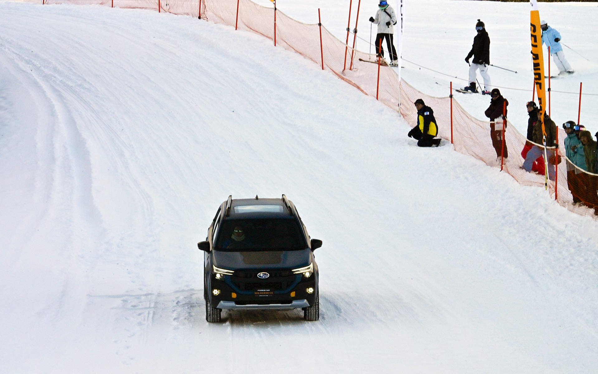 オープニングセレモニーでは、中山さんのかけ声で新旧フォレスターに加え、日本導入が検討されている「フォレスター ウィルダネス」が続々と下山してきた