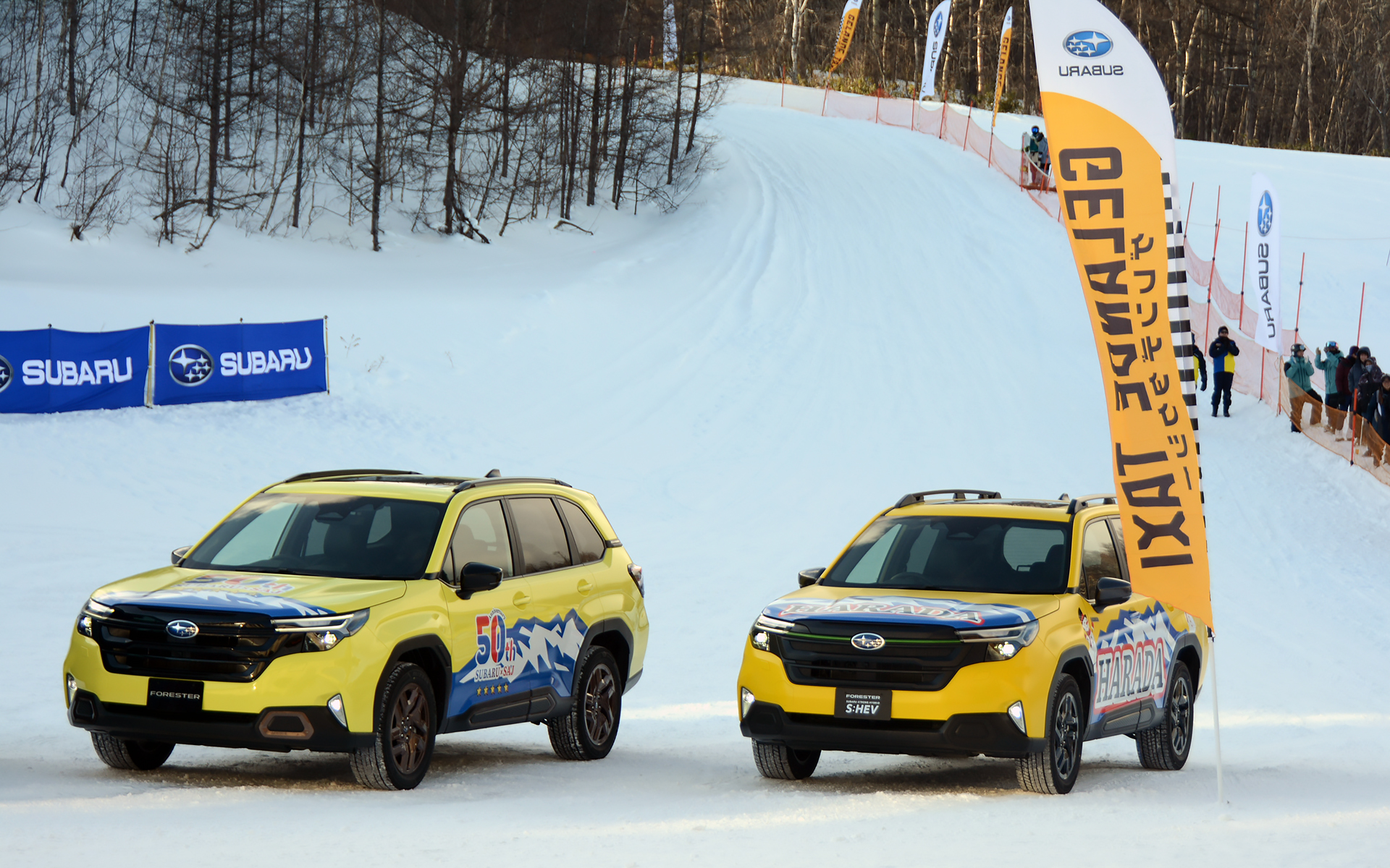 スバルと全日本スキー連盟（SAJ）の協賛50周年を記念して、原田雅彦さんと髙梨沙羅選手が監修した特製ラッピングカーも披露された