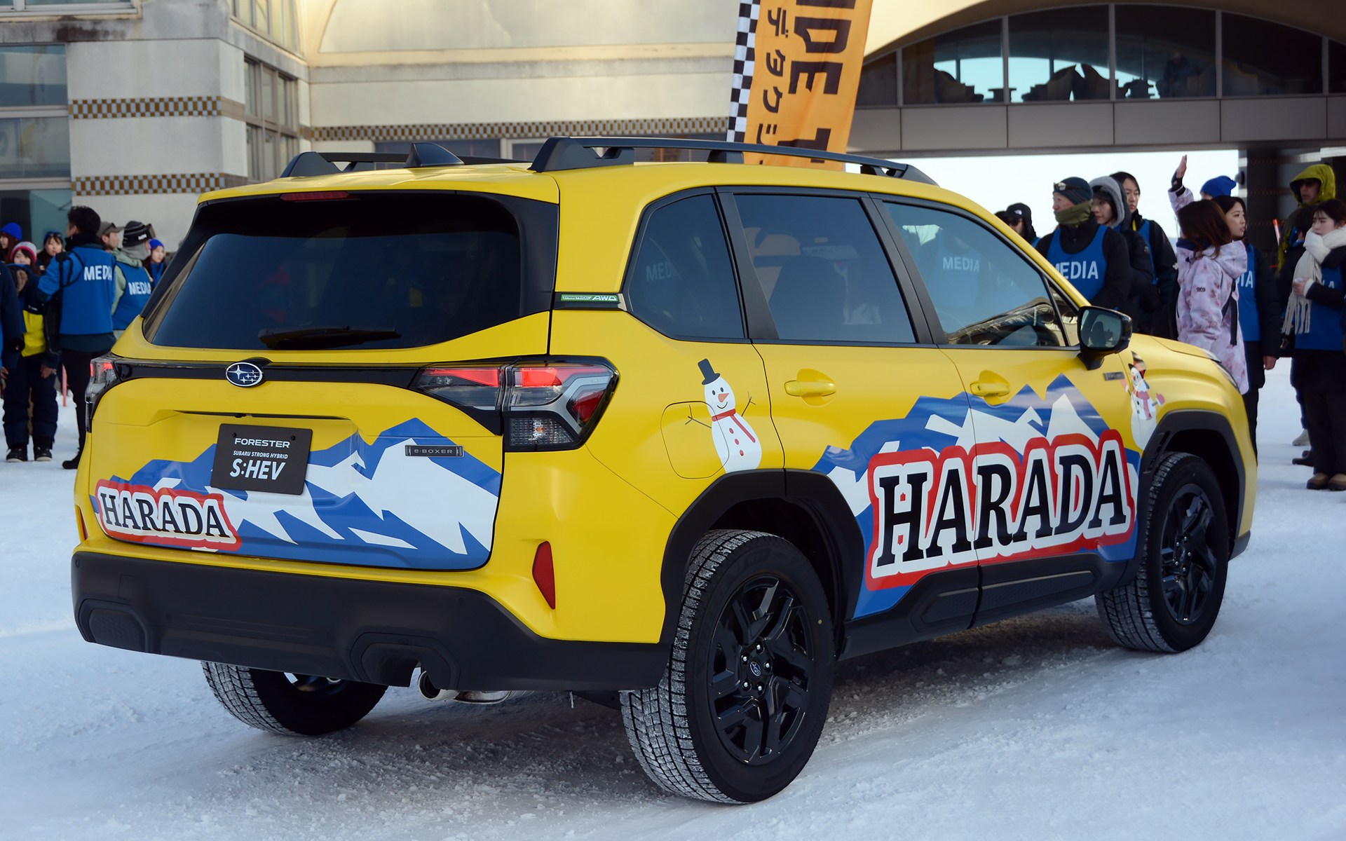 最初は髙梨選手を応援するため「SARA」とデザインしていたものの、「原田さんのラッピングカーなので、堂々とHARADAにしませんか？」ということがあり、大きく「HARADA」と描かれたデザインになったという