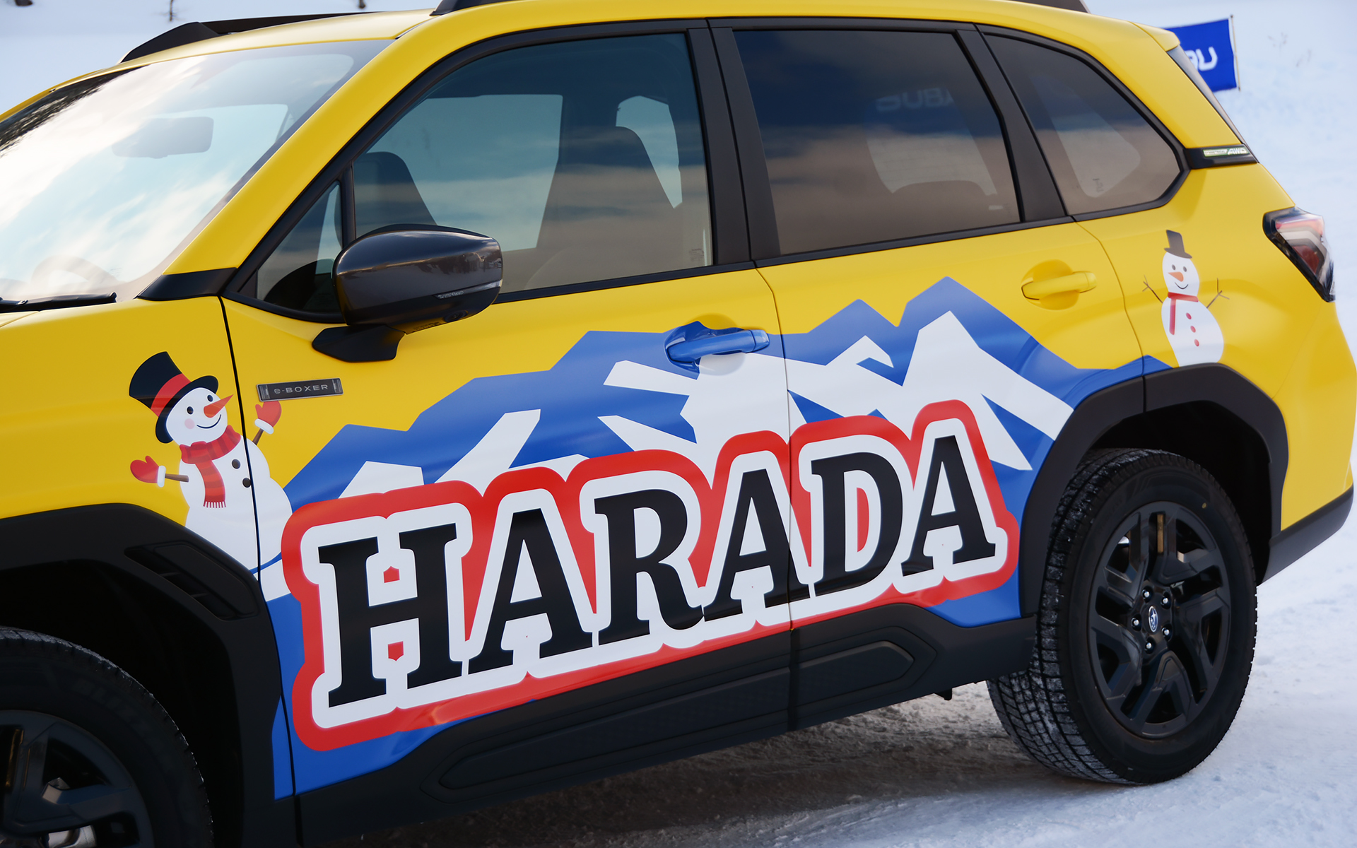 最初は髙梨選手を応援するため「SARA」とデザインしていたものの、「原田さんのラッピングカーなので、堂々とHARADAにしませんか？」ということがあり、大きく「HARADA」と描かれたデザインになったという