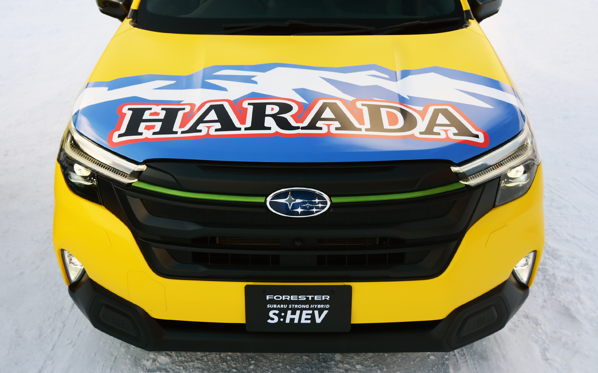 最初は髙梨選手を応援するため「SARA」とデザインしていたものの、「原田さんのラッピングカーなので、堂々とHARADAにしませんか？」ということがあり、大きく「HARADA」と描かれたデザインになったという