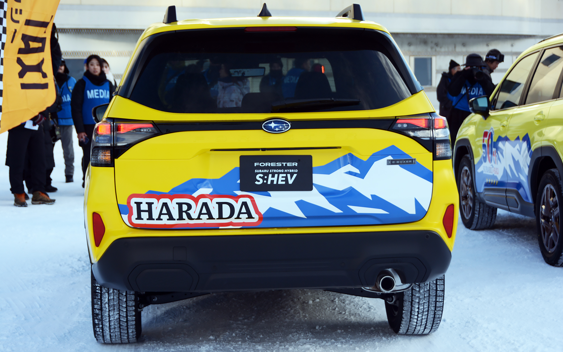 最初は髙梨選手を応援するため「SARA」とデザインしていたものの、「原田さんのラッピングカーなので、堂々とHARADAにしませんか？」ということがあり、大きく「HARADA」と描かれたデザインになったという