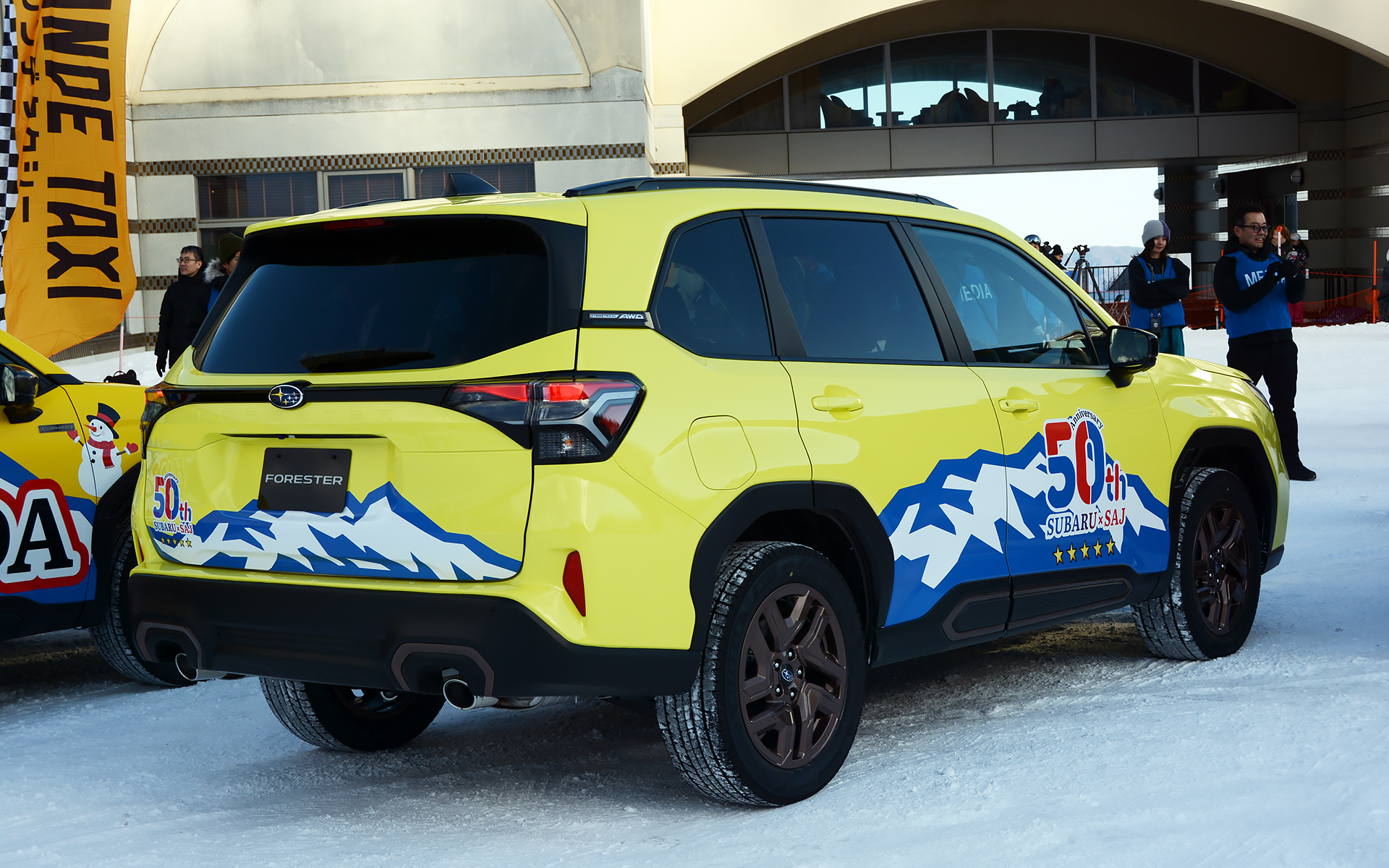 髙梨選手が子供の頃から見ていた大雪山と、スバルとSAJの50周年イヤーということで「50th」の文字をデザイン。ボディカラーには雪山でも存在感があり、目立つ黄色をセレクトしたという