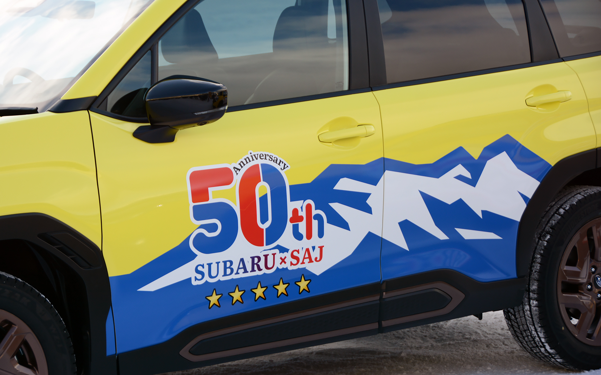 髙梨選手が子供の頃から見ていた大雪山と、スバルとSAJの50周年イヤーということで「50th」の文字をデザイン。ボディカラーには雪山でも存在感があり、目立つ黄色をセレクトしたという