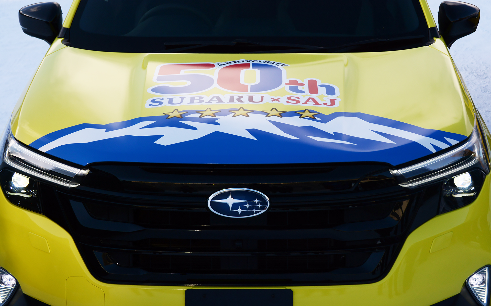 髙梨選手が子供の頃から見ていた大雪山と、スバルとSAJの50周年イヤーということで「50th」の文字をデザイン。ボディカラーには雪山でも存在感があり、目立つ黄色をセレクトしたという