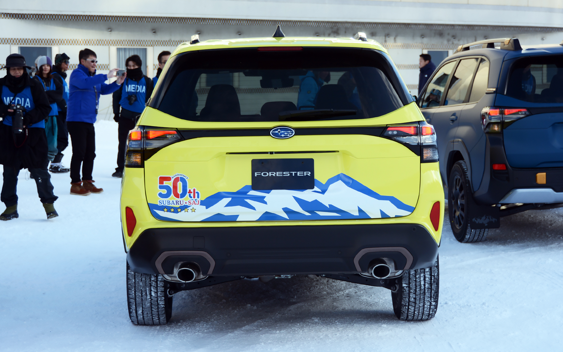 髙梨選手が子供の頃から見ていた大雪山と、スバルとSAJの50周年イヤーということで「50th」の文字をデザイン。ボディカラーには雪山でも存在感があり、目立つ黄色をセレクトしたという