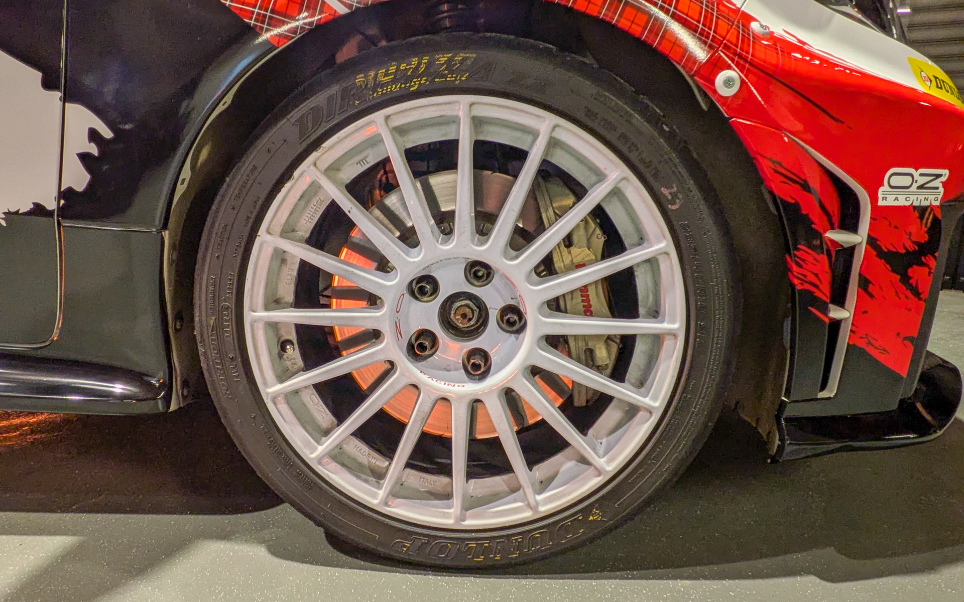 ホイールはOZレーシングで、タイヤはダンロップ