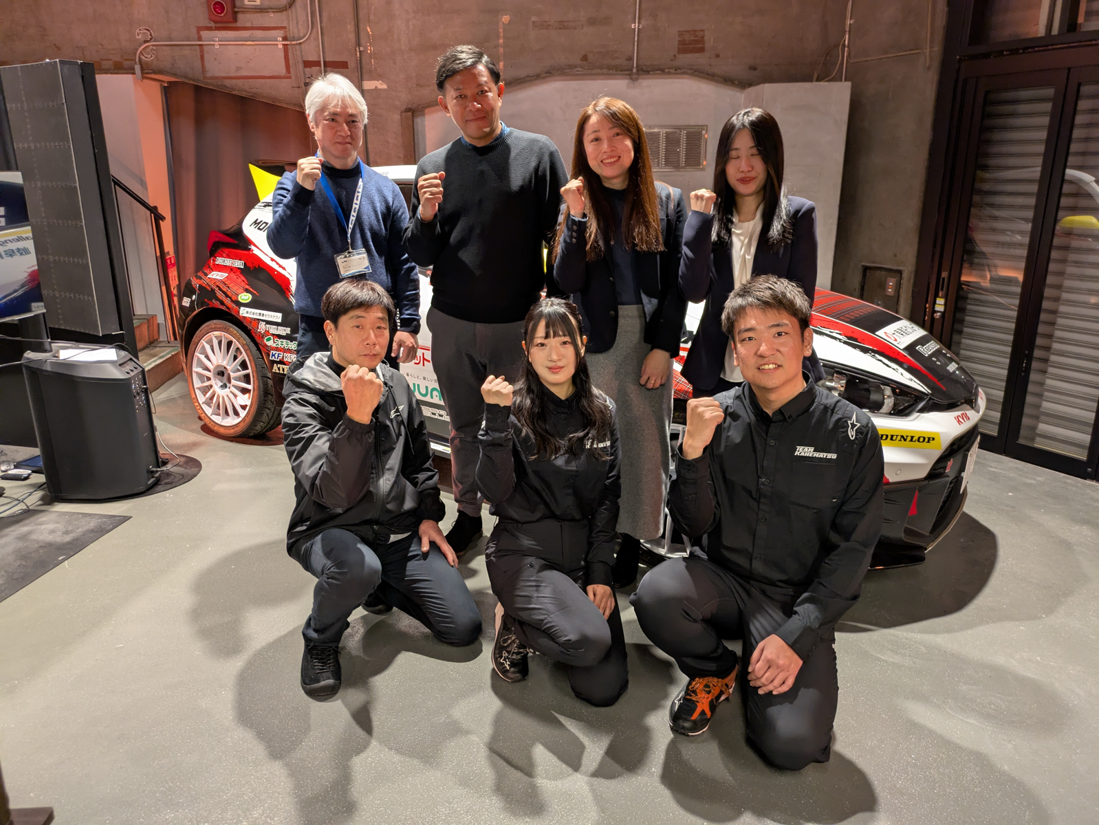 左後からSPK株式会社 CUSPA営業本部 顧問 岩坪正隆氏、オーゼットジャパン株式会社 代表取締役 内山晶弘氏、大東建託株式会社 ブランド推進部 ブランド推進課 課長 薗部あゆみ氏、株式会社ジェイシーディジャパン 取締役 京都支店長 西川実沙氏。左前からチーフメカニック 本間一成氏、監督兼ドライバーの兼松由奈選手、コ・ドライバー山下秀選手