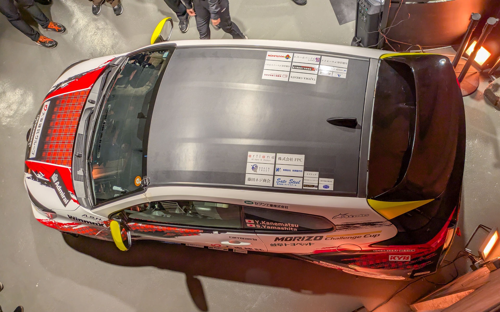 ルーフに個人スポンサーの名前シールを貼り、ファンとともに2026年シーズンを戦う