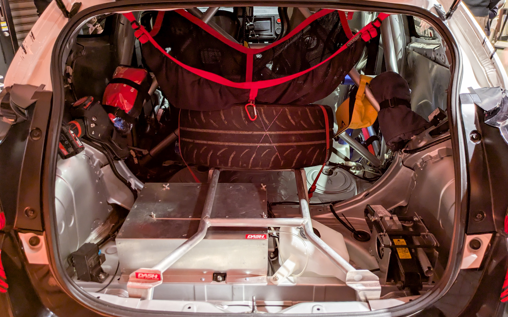 サイドにもしっかりとロールケージが入っている。ラゲッジスペースはスペアタイヤを2本まで搭載できるようになっている