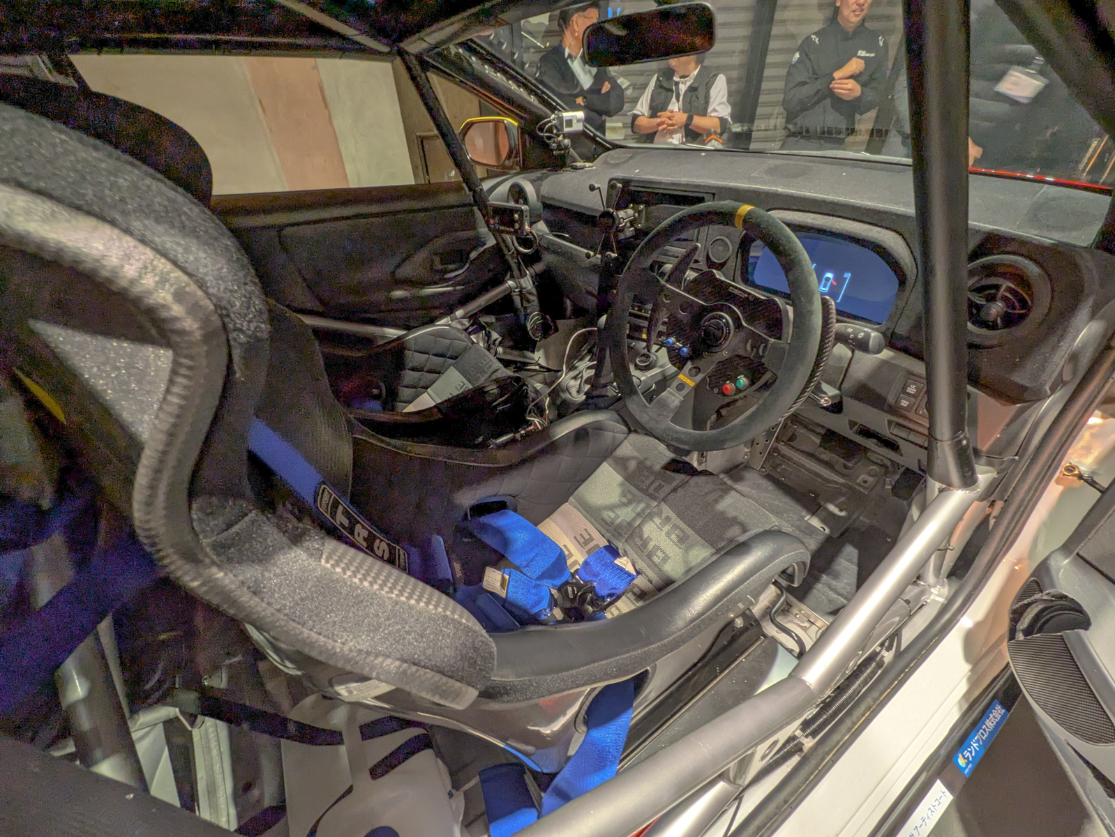 内張りなどはすべて剥がされていて、ロールケージなど安全装備が追加されているほか、シートはフルバケットで6点式シートベルトも備えている