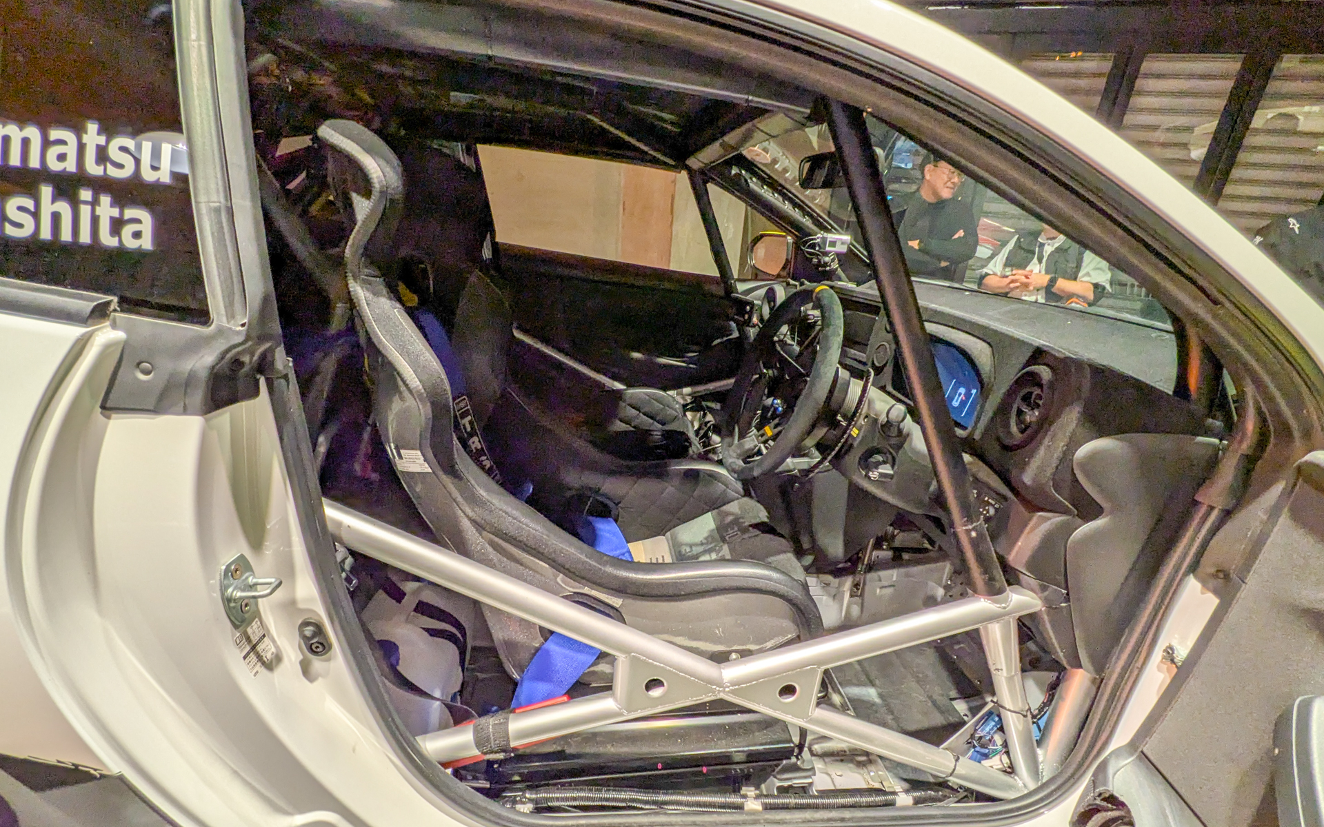 サイドにもしっかりとロールケージが入っている。ラゲッジスペースはスペアタイヤを2本まで搭載できるようになっている