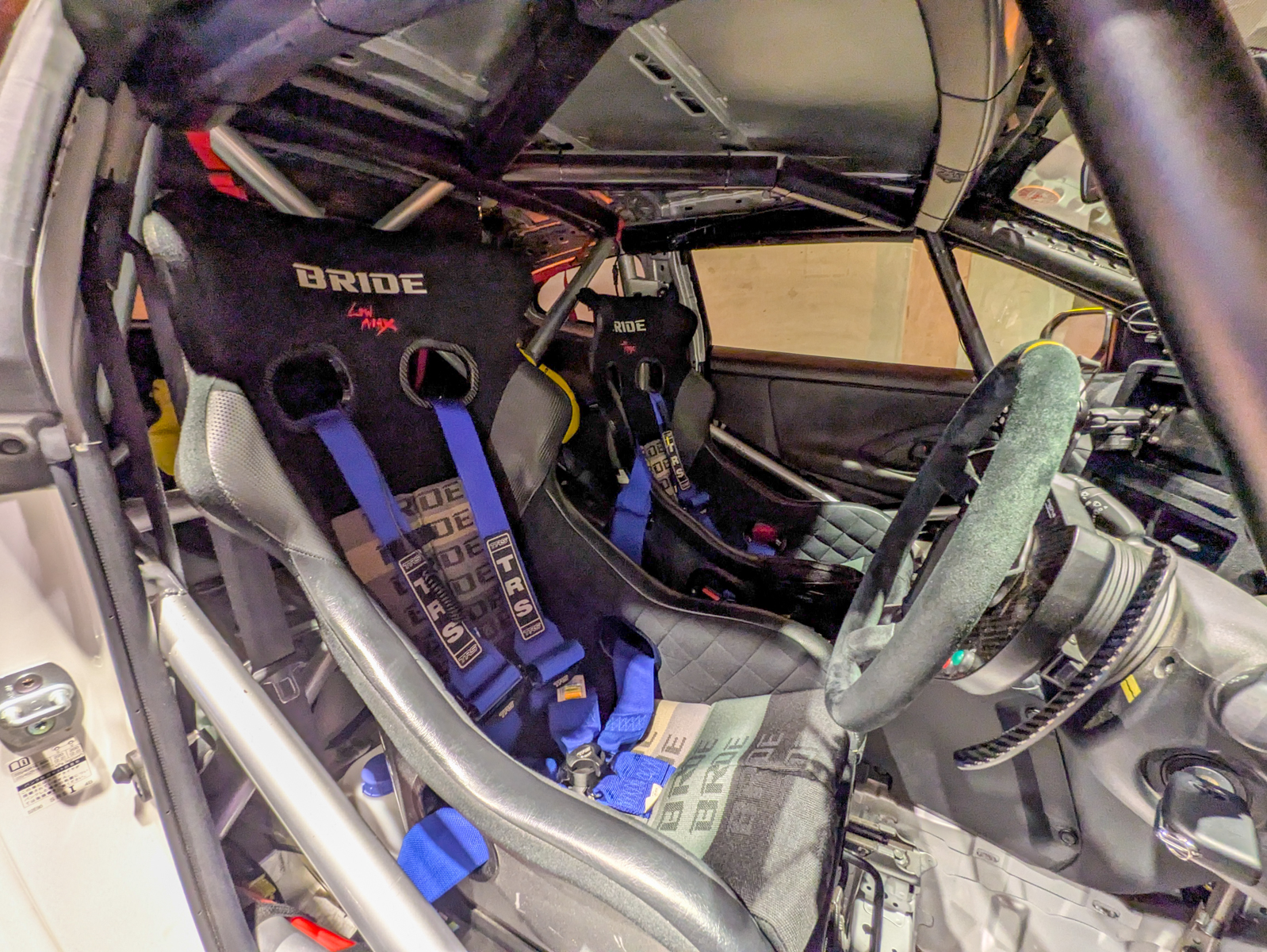 内張りなどはすべて剥がされていて、ロールケージなど安全装備が追加されているほか、シートはフルバケットで6点式シートベルトも備えている