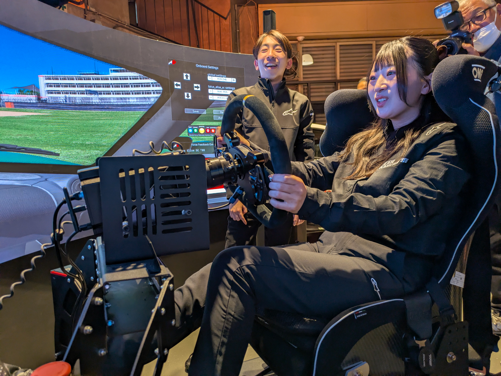 参戦発表会の後は、SPKのシミュレーターラボを使い、列席者によるタイムアタック大会を開催。兼松選手もサーキットのタイムアタックを楽しんでいた