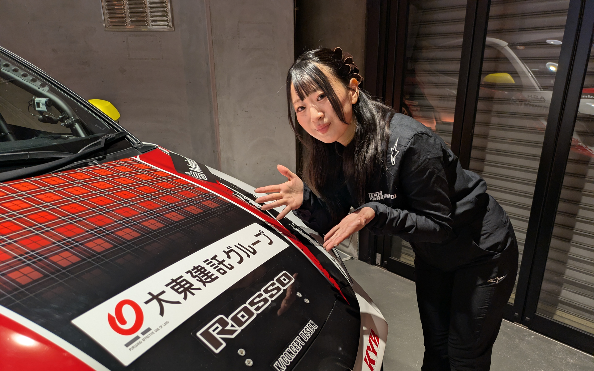 ボンネットやサイドにメインスポンサーの大東建託グループのロゴが入る