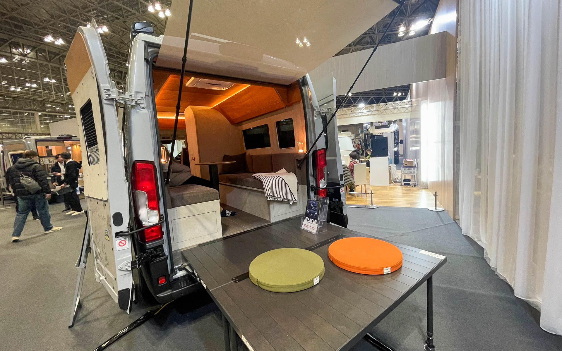 釣り用のデュカト。フィッシャーマンの夢。ドアを開けてターフを出し、くつろぎの場を設ける。室内には災害時に使う簡易トイレも備える