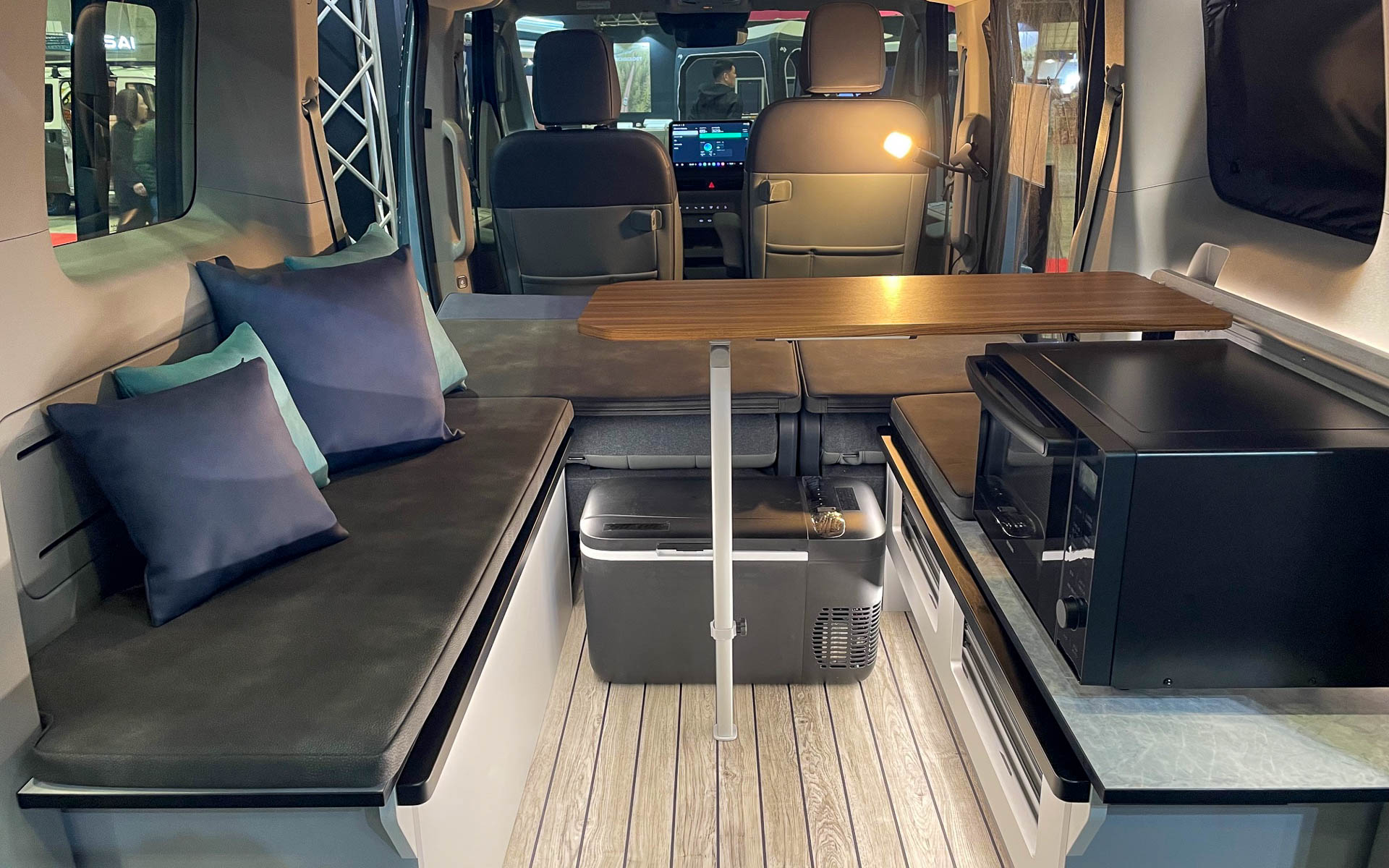 PV5の車内はフラットで室内高が高く、自在にデザインできる。