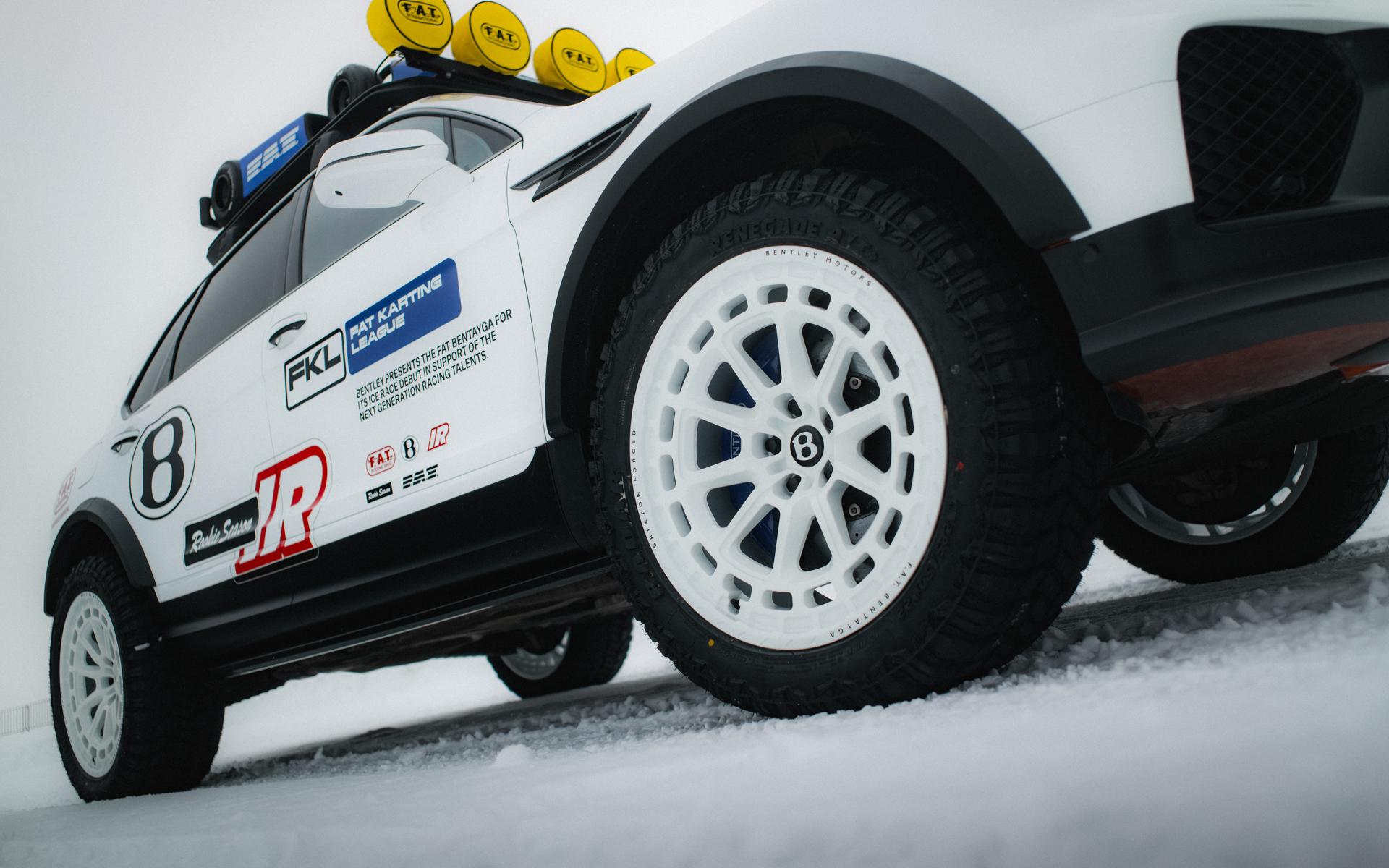 装着タイヤはRADAR TIREのRENEGATE R/T＋でサイズは285/45R22