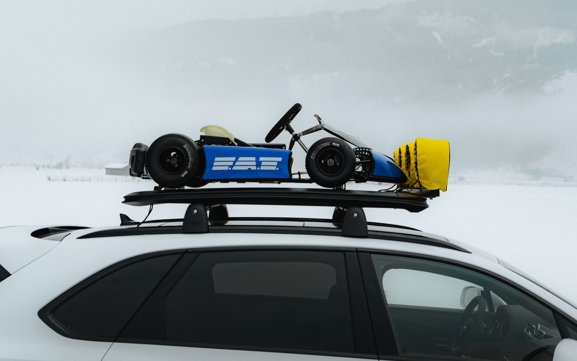 子供サイズのEVカートも載せている