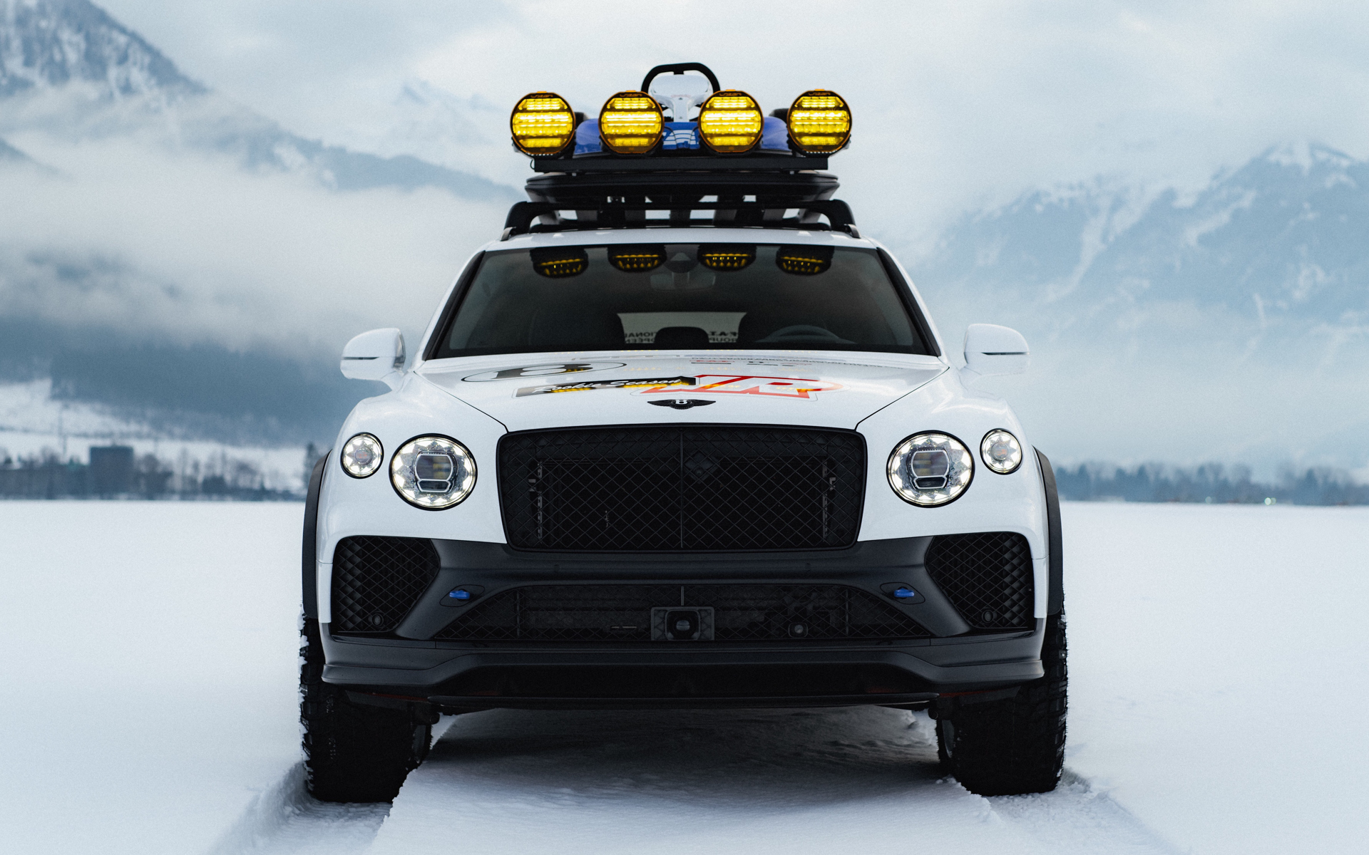 ルーフ上には収納スペースと4基のスポットライトを装備