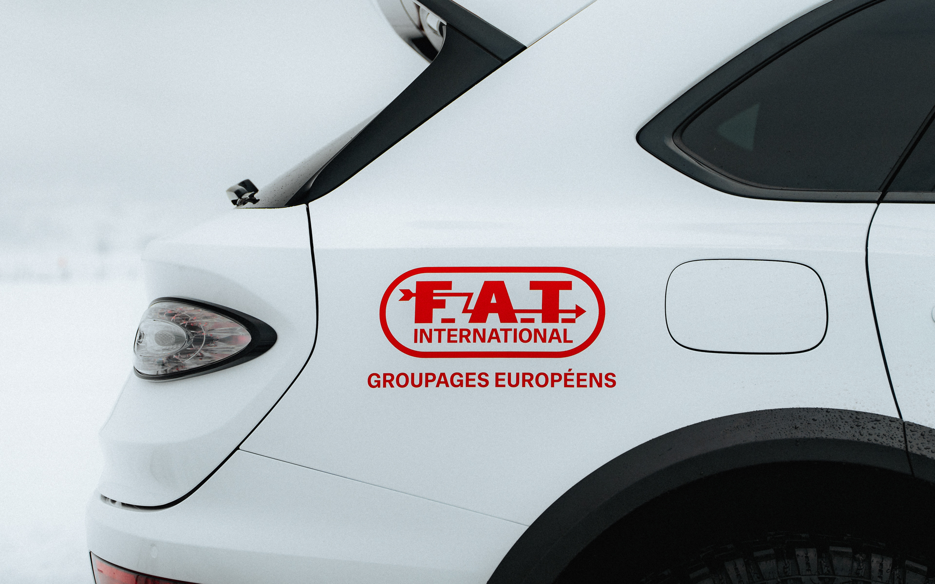 FATインターナショナル・アイスレースのロゴが入る